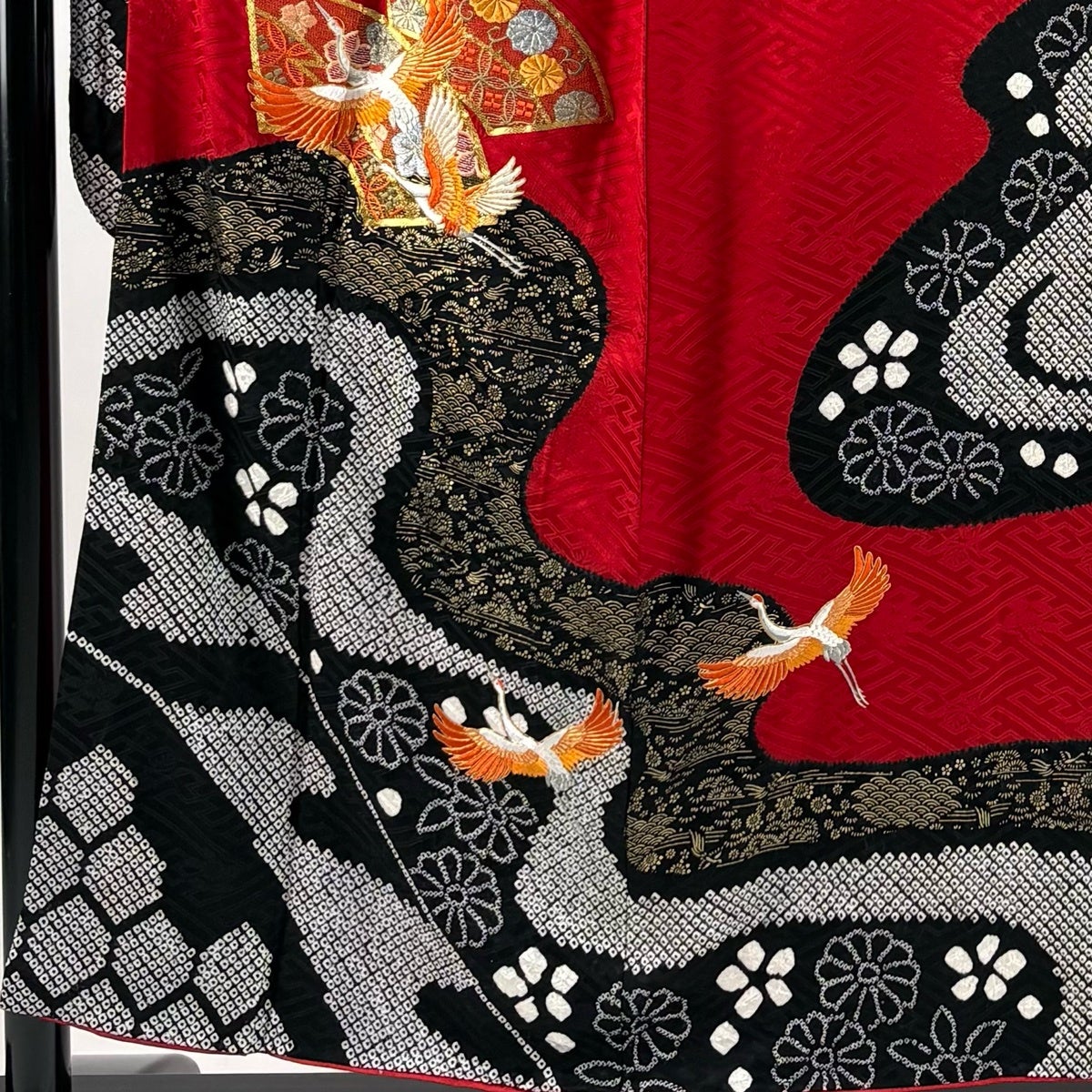 振袖 身丈155cm 裄丈65cm M 袷 扇面 鶴 絞り 刺繍 赤 正絹 秀品｜中古