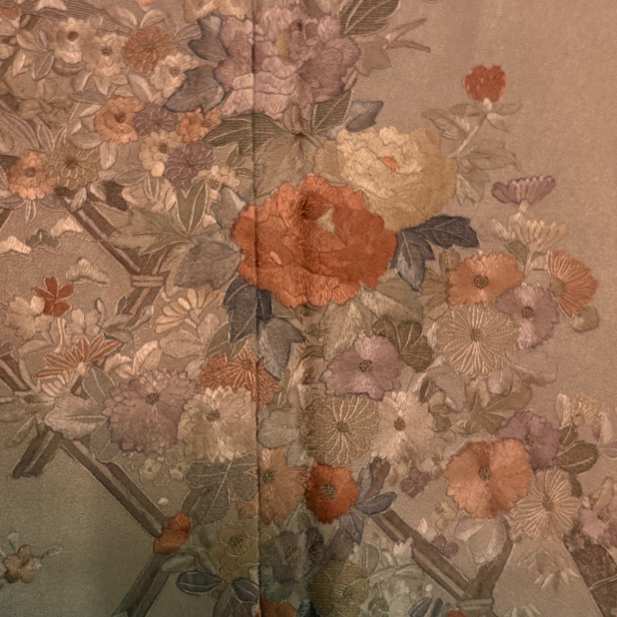 美品】 付下げ 身丈166cm 裄丈67cm M 袷 やまと 草花 刺繍 染分け 茶色