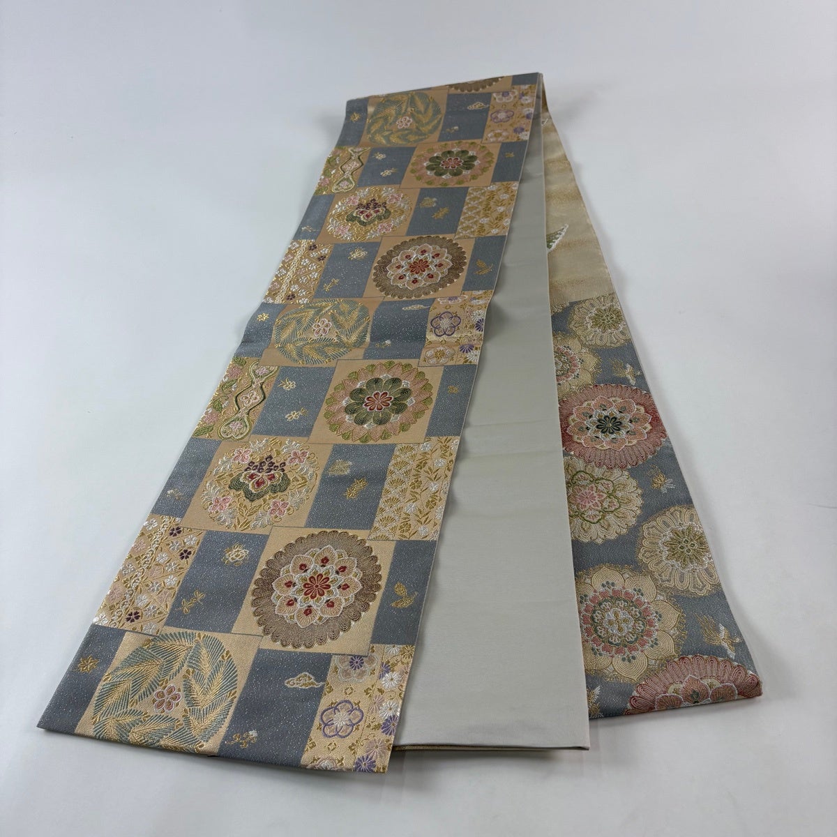 美品】 袋帯 秀品 華文 桐 金銀糸 刺繍 灰色 お太鼓柄 正絹｜中古