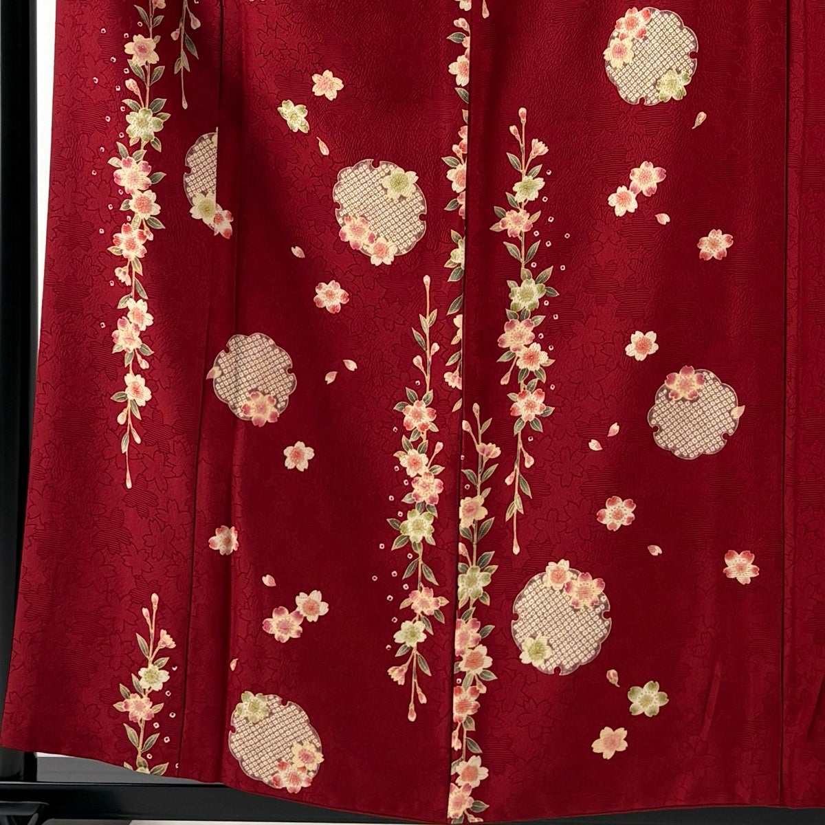 振袖 身丈155.5cm 裄丈64cm M 袷 桜 雪輪 金彩 赤 正絹 秀品｜中古