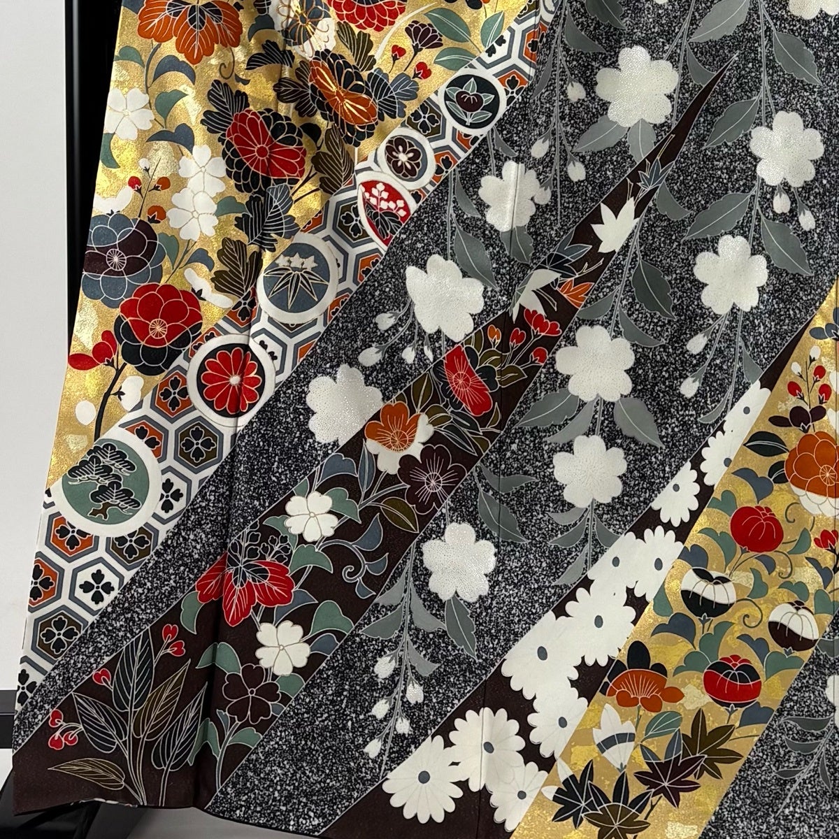 美品】 振袖 身丈168cm 裄丈65.5cm M 袷 菊 桜 金糸 金銀彩 黒 美品】 振袖 身丈168cm 裄丈65.5cm M 袷 菊 桜 金糸 金銀彩 黒