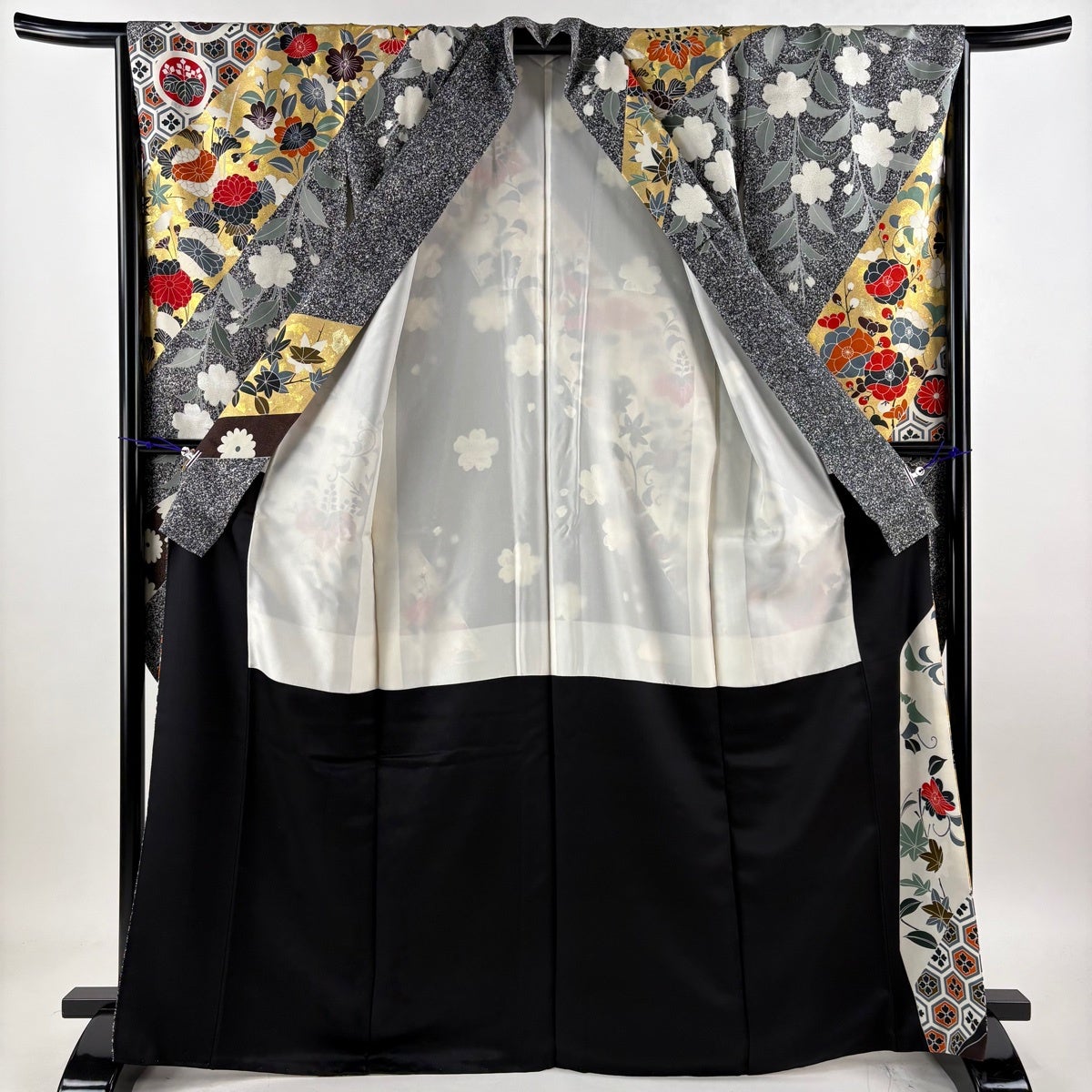 美品】 振袖 身丈168cm 裄丈65.5cm M 袷 菊 桜 金糸 金銀彩 黒 美品】 振袖 身丈168cm 裄丈65.5cm M 袷 菊 桜 金糸 金銀彩 黒