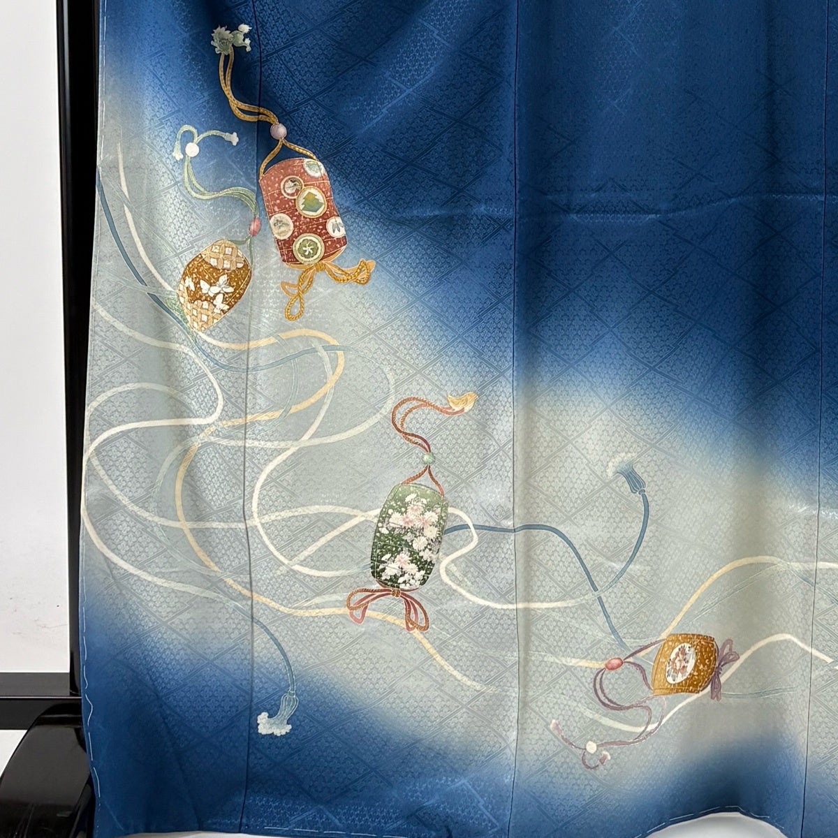 付下げ 身丈169cm 裄丈65cm M 袷 印籠 組紐 金銀糸 刺繍 青 正絹 秀品
