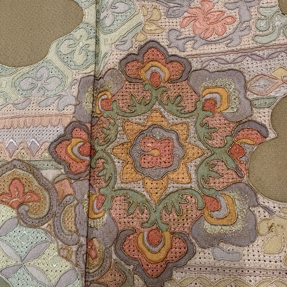 付下げ 身丈159cm 裄丈65cm M 袷 逆さ雲取り 華文 刺繍 金銀彩 薄茶色