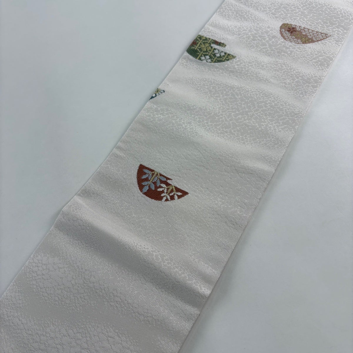 美品】 名古屋帯 秀品 やまと 桜 ヱ霞 金糸 灰白 正絹｜中古・古着