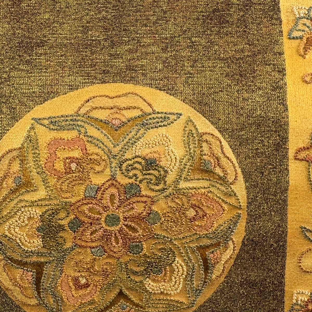 袋帯 秀品 関西仕立て 華文 花唐草 箔 刺繍 金茶 お太鼓柄 正絹｜中古