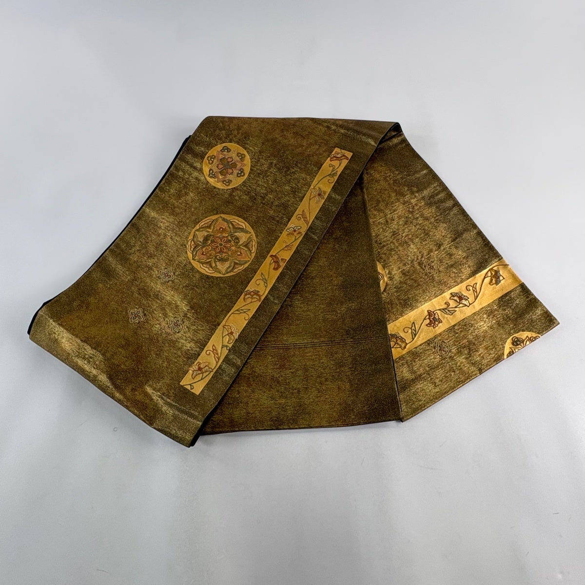 袋帯 秀品 関西仕立て 華文 花唐草 箔 刺繍 金茶 お太鼓柄 正絹｜中古