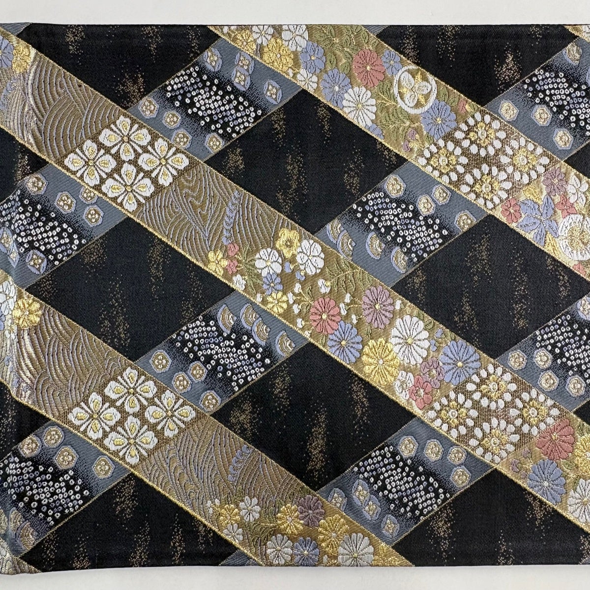 美品】 袋帯 秀品 関西仕立て 草花 波 箔 金糸 黒 六通 正絹｜中古