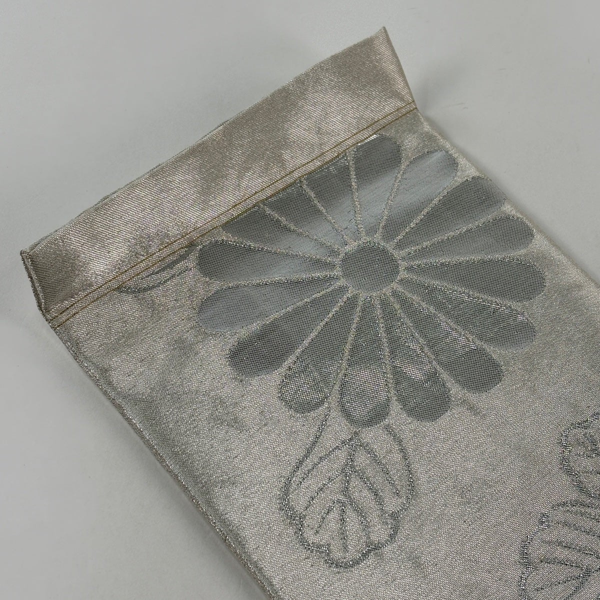 美品】 名古屋帯 秀品 落款あり 本家加納 菊 銀糸 箔 銀色 正絹｜中古
