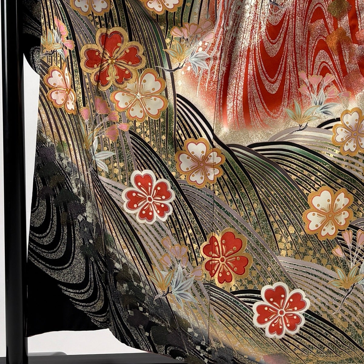 美品】 振袖 身丈157cm 裄丈64.5cm M 袷 山本寛斎 落款あり 桜 波 金