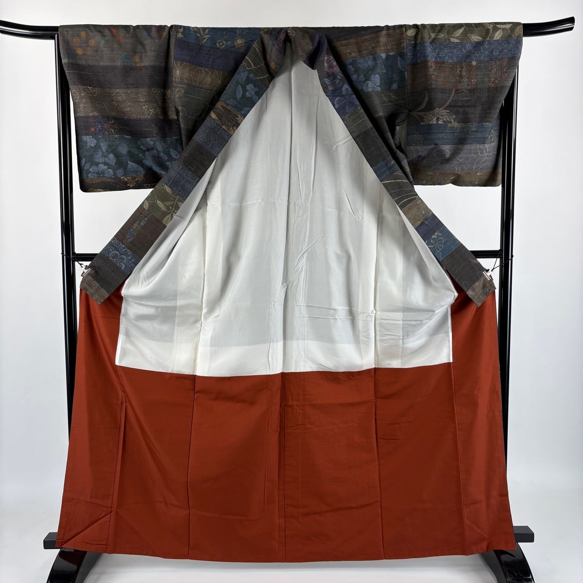 美品】 紬 身丈164.5cm 裄丈66cm M 袷 麻の葉 段縞 焦茶色 正絹 秀品