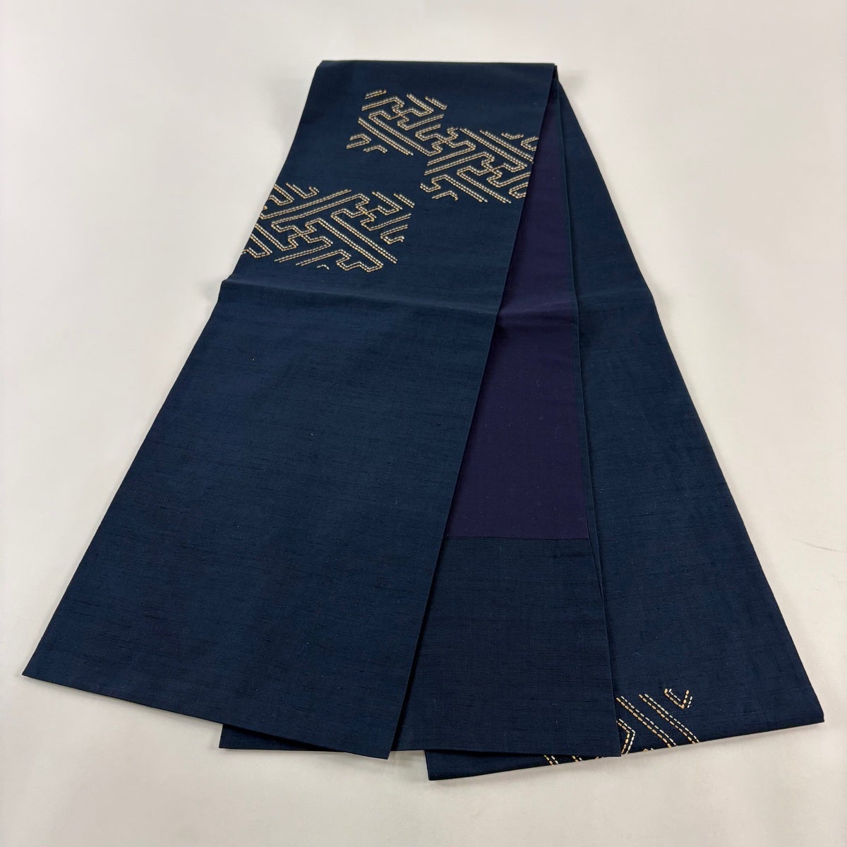 開き名古屋帯 名品 紗綾形 刺し子刺繍 紺色 正絹｜中古・古着
