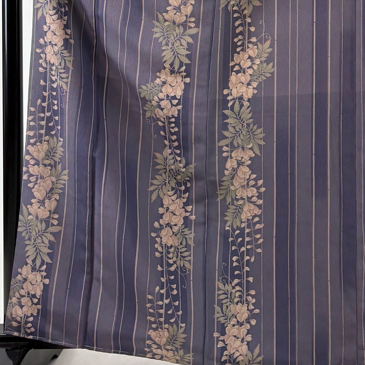 美品】 小紋 身丈163.5cm 裄丈65.5cm M 袷 縦縞 藤 灰紫 化繊 秀品