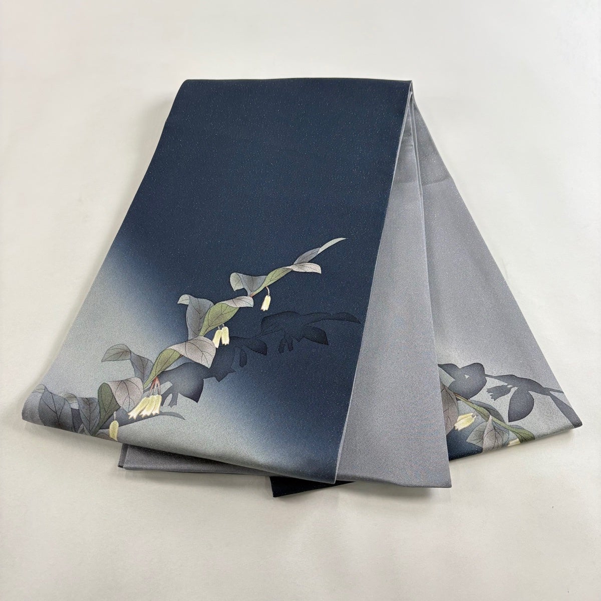 袋帯 名品 草花 シルエット 銀通し 染め分け 紺色 お太鼓柄 正絹｜中古
