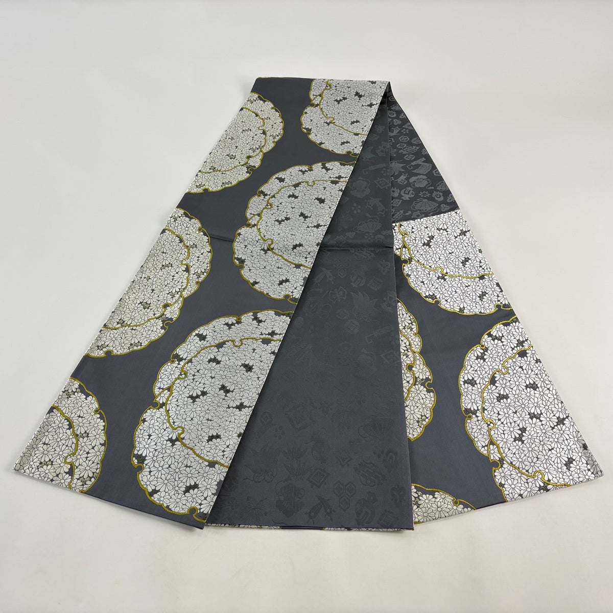 美品】 袋帯 名品 菊 雪輪 刺繍 灰色 六通 正絹｜中古・古着