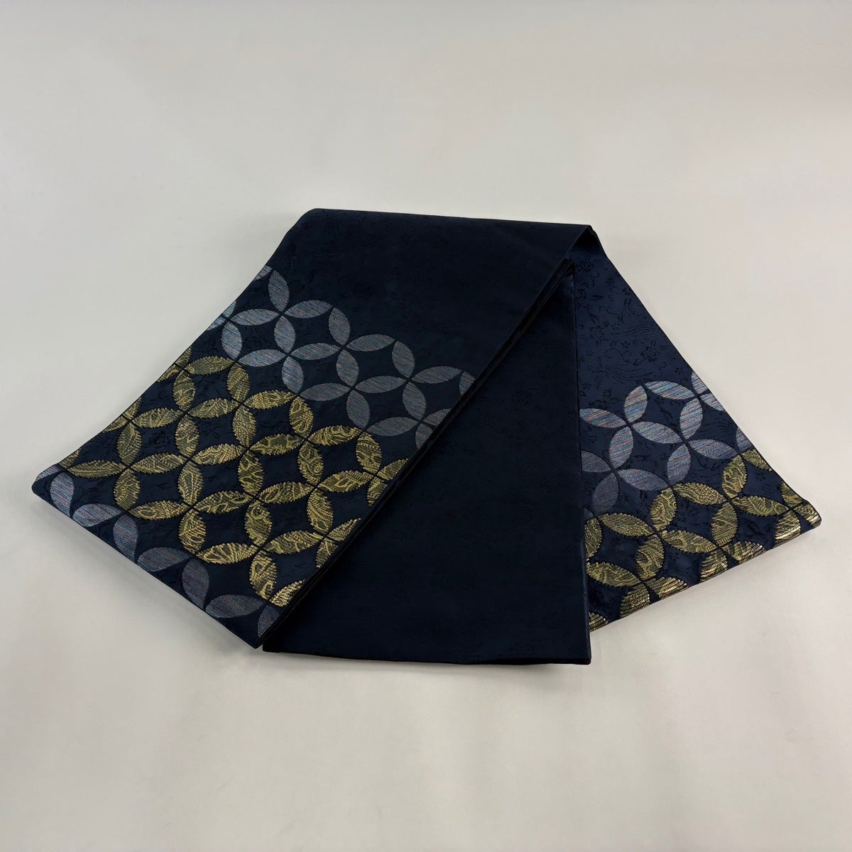 美品】 袋帯 名品 七宝 銀糸 金彩 紺色 お太鼓柄 正絹｜中古・古着