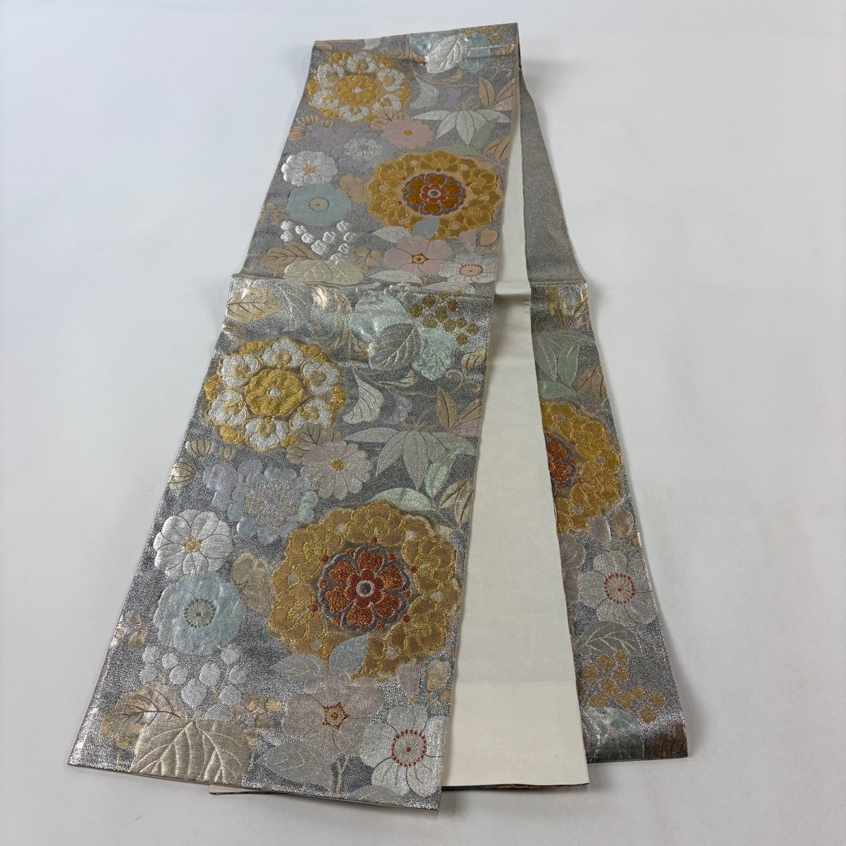袋帯 秀品 振袖向き 華文 草花 金銀糸 箔 銀色 六通 正絹｜中古・古着