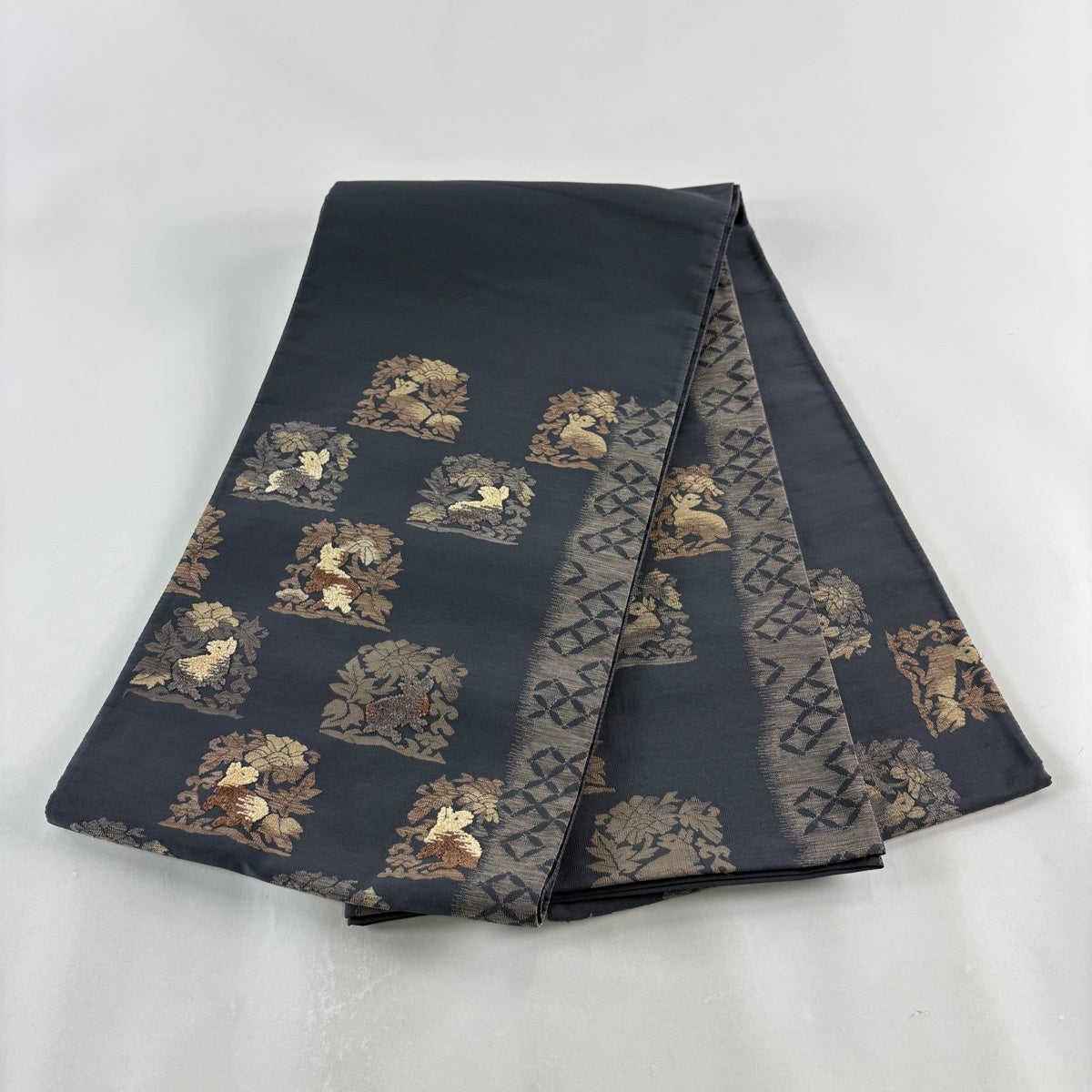 明綴れ 袋帯 七宝に花 正絹 お太鼓柄 D796 袋帯 名品 花うさぎ 七宝 金糸 墨色 お太鼓柄 正絹｜中古・古着