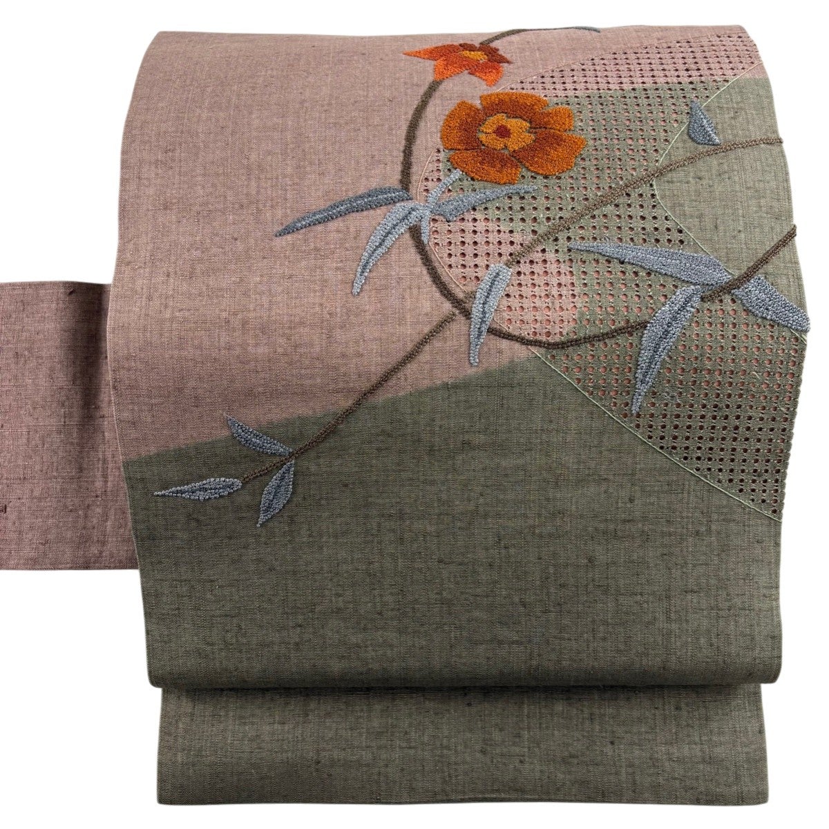名古屋帯 汕頭刺繍 刺繍柄 花唐草模様 紬 栗梅色 O-6032 名古屋帯 秀品 紬地 花唐草 相良刺繍 汕頭刺繍 焦茶色 正絹｜中古