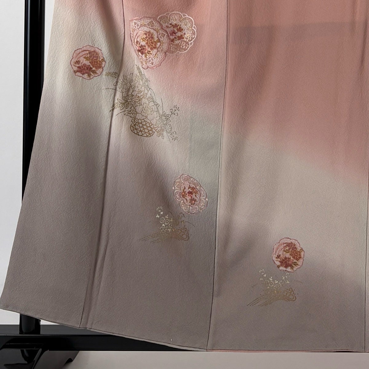 付下げ 身丈157.5cm 裄丈65.5cm M 袷 鏡裏文 花籠 刺繍 金銀彩 ピンク