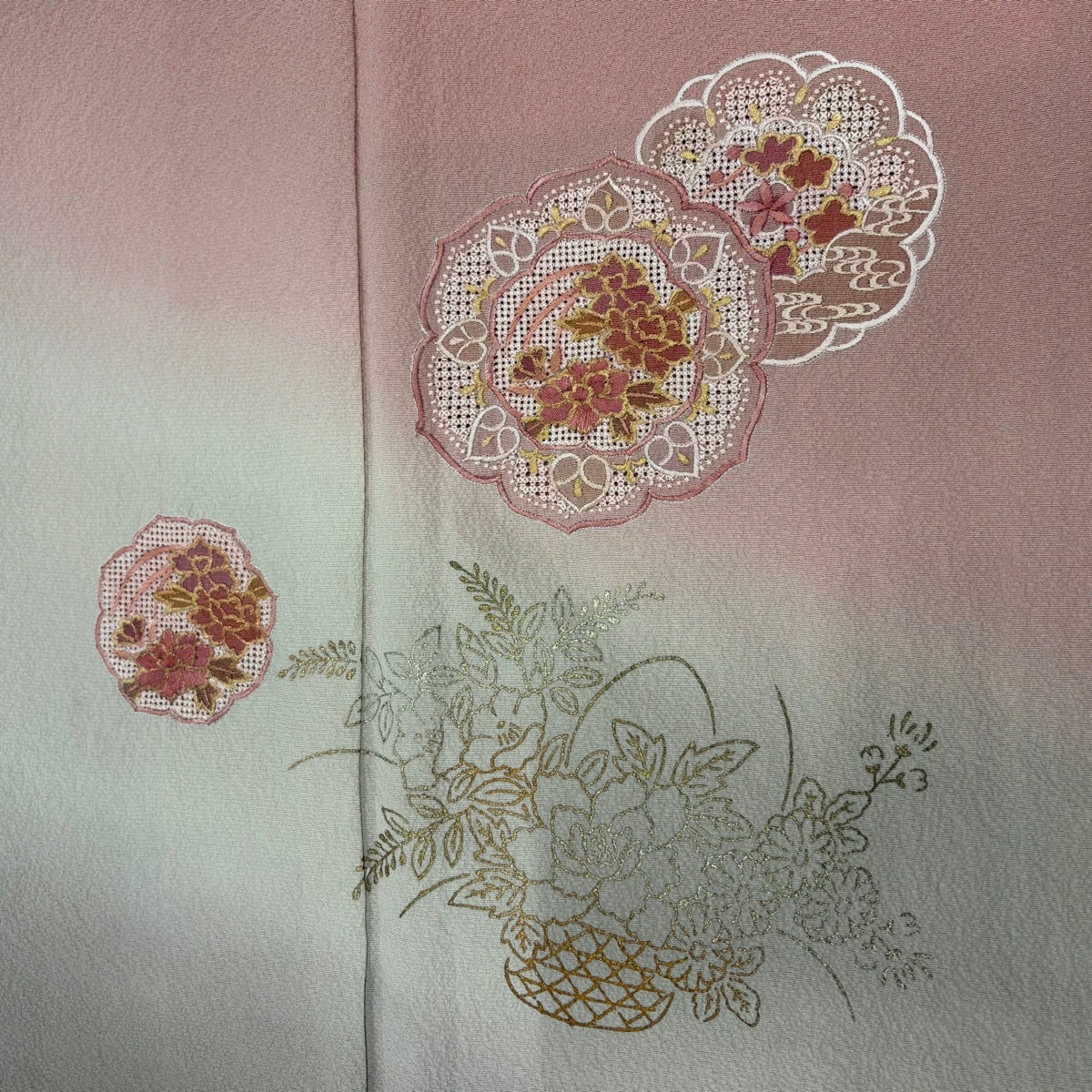 付下げ 身丈157.5cm 裄丈65.5cm M 袷 鏡裏文 花籠 刺繍 金銀彩 ピンク