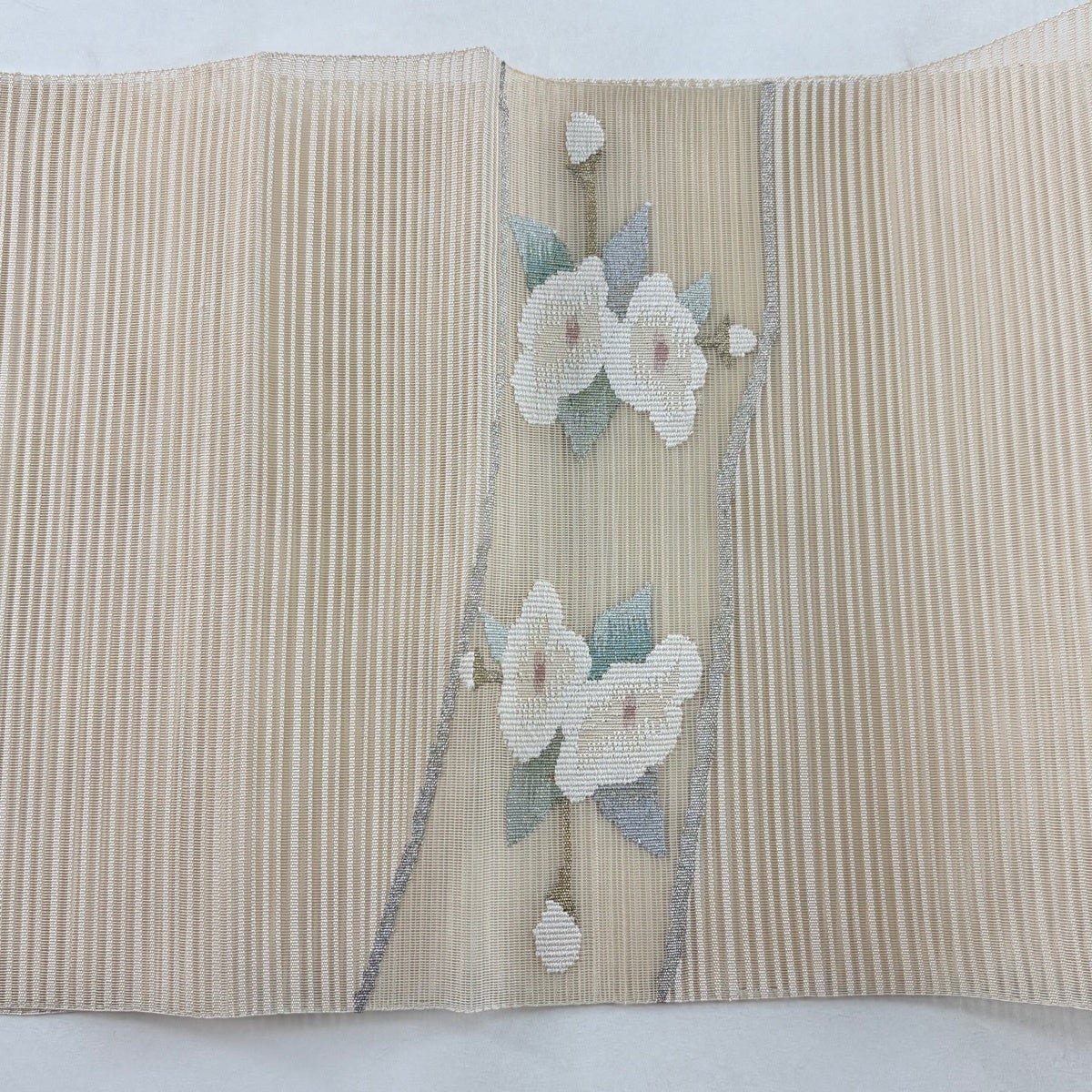 美品 名古屋帯 松葉仕立て 夏帯 夏 絽綴れ アイボリー 枝花 銀糸 3ｍ65㎝ 名古屋帯 秀品 夏帯 絽 八寸名古屋帯 松葉仕立て 枝花 金銀糸 クリーム