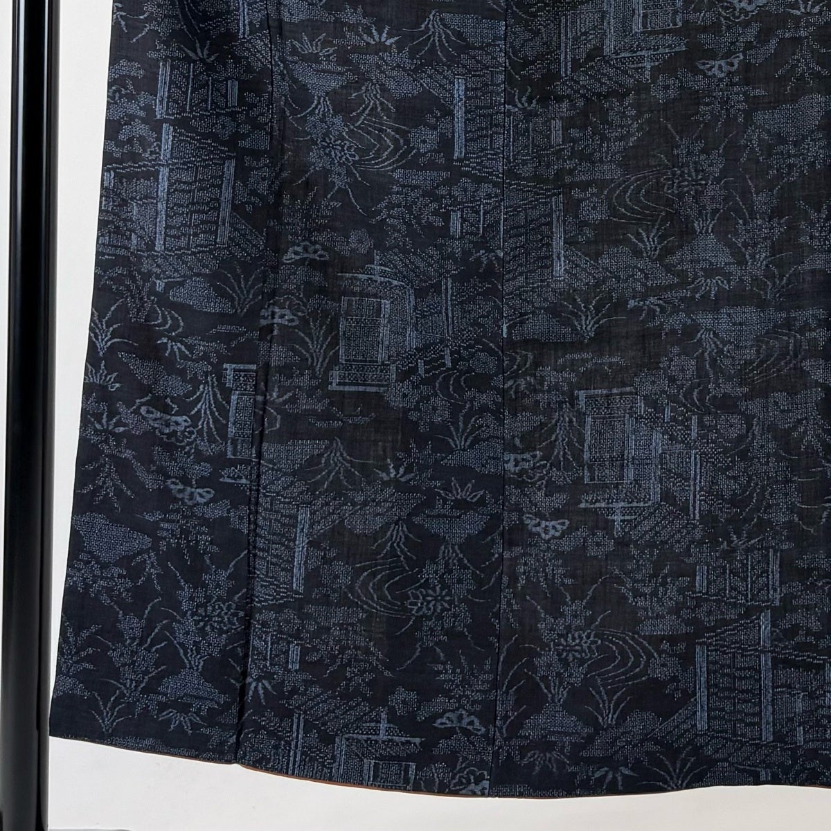 美品】 紬 身丈151.5cm 裄丈62cm S 袷 草花 建物 濃紺 正絹 秀品｜中古