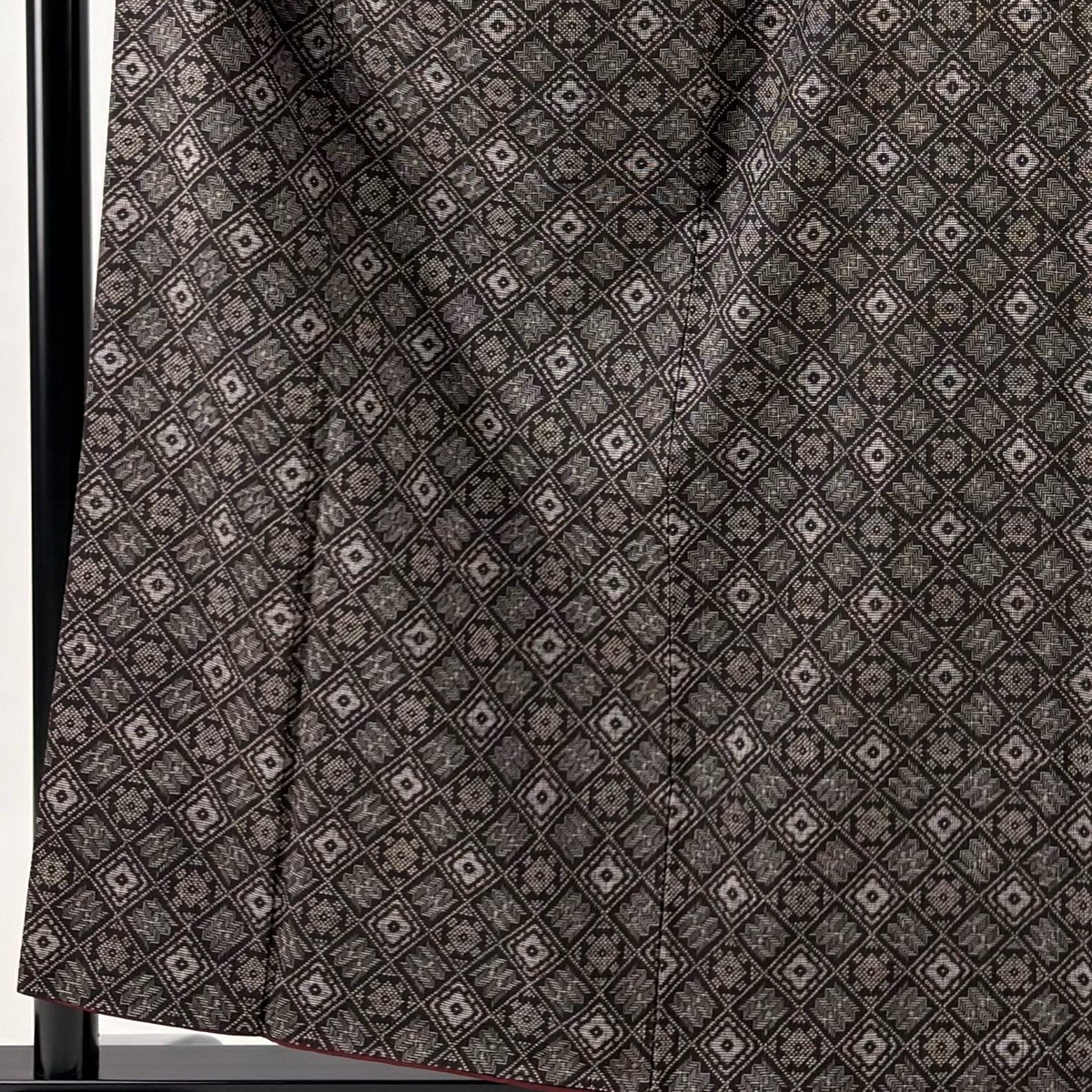 美品】 紬 身丈157cm 裄丈64cm M 袷 菱 幾何学模様 焦茶色 正絹 名品