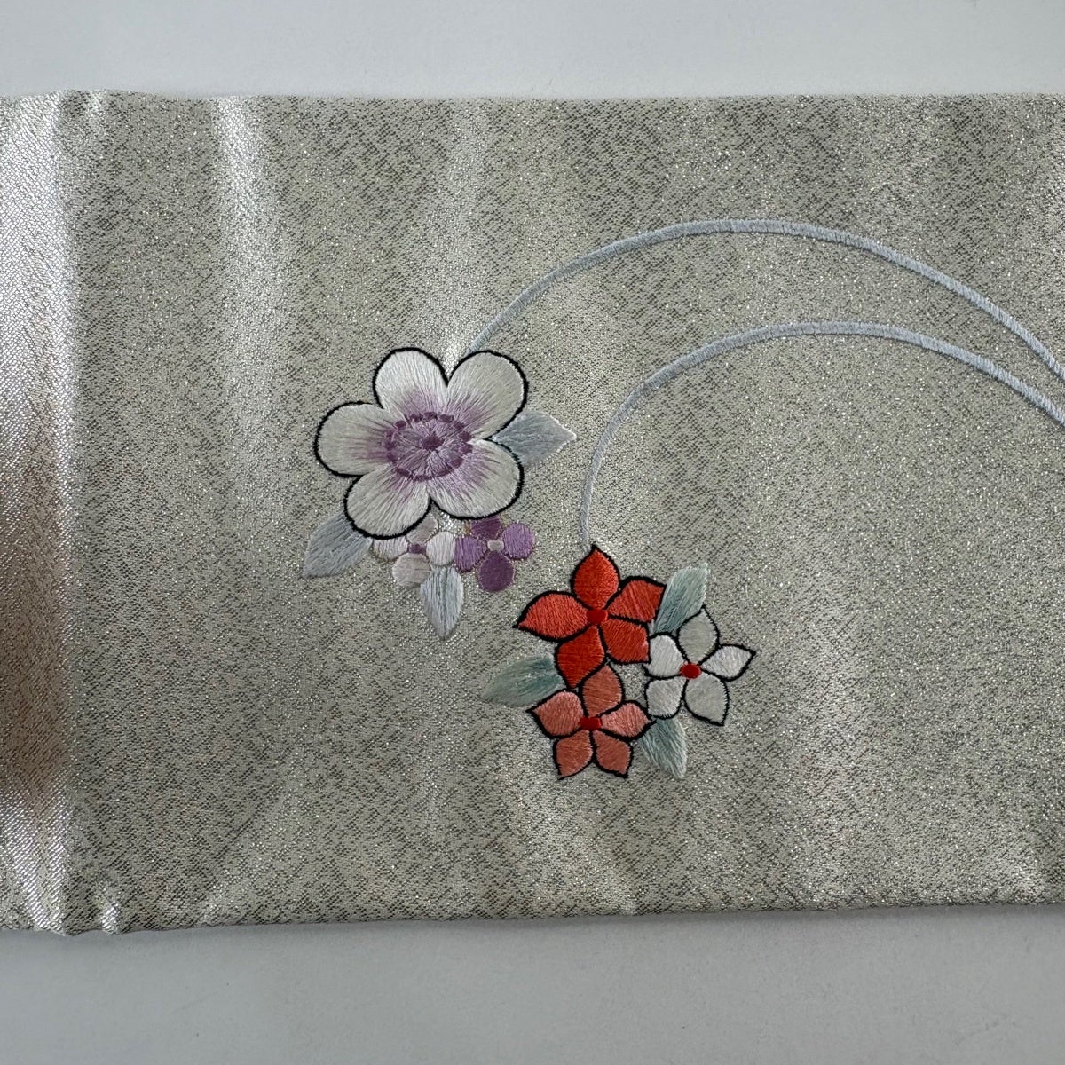 絹 名古屋帯 六通　シルバー箔　正装用にも　夏帯 草花柄ベージュ 銀糸刺繍 名古屋帯 優品 草花 刺繍 箔 銀色 正絹｜中古・古着・リサイクル着物