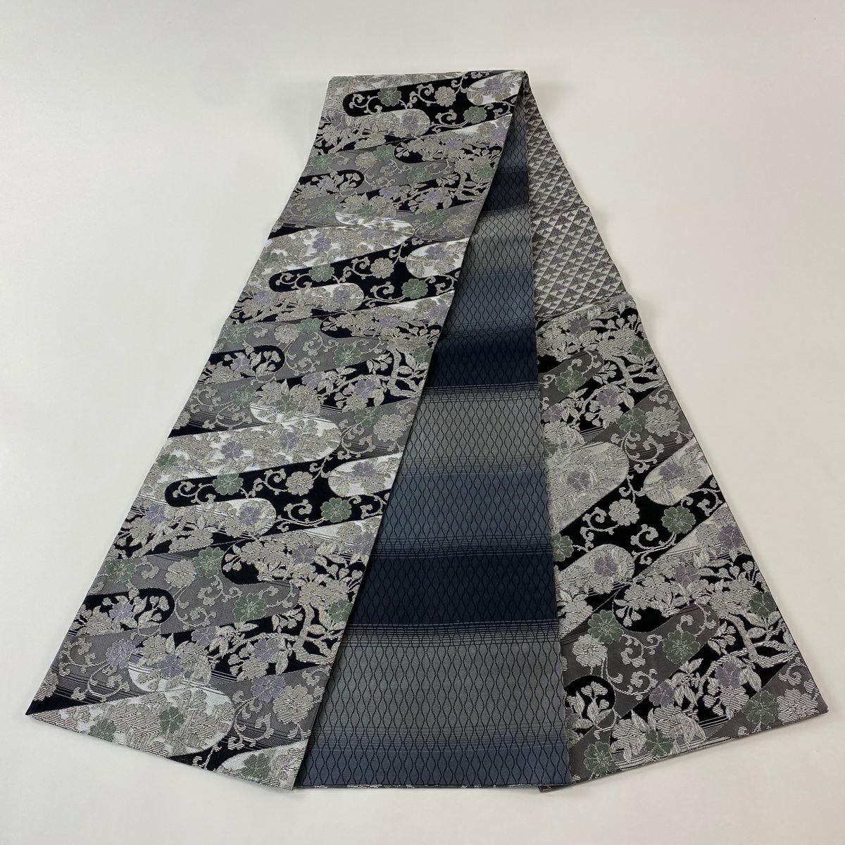 美品】 袋帯 名品 ヱ霞 花唐草 箔 銀糸 黒 六通 正絹 ｜中古・古着
