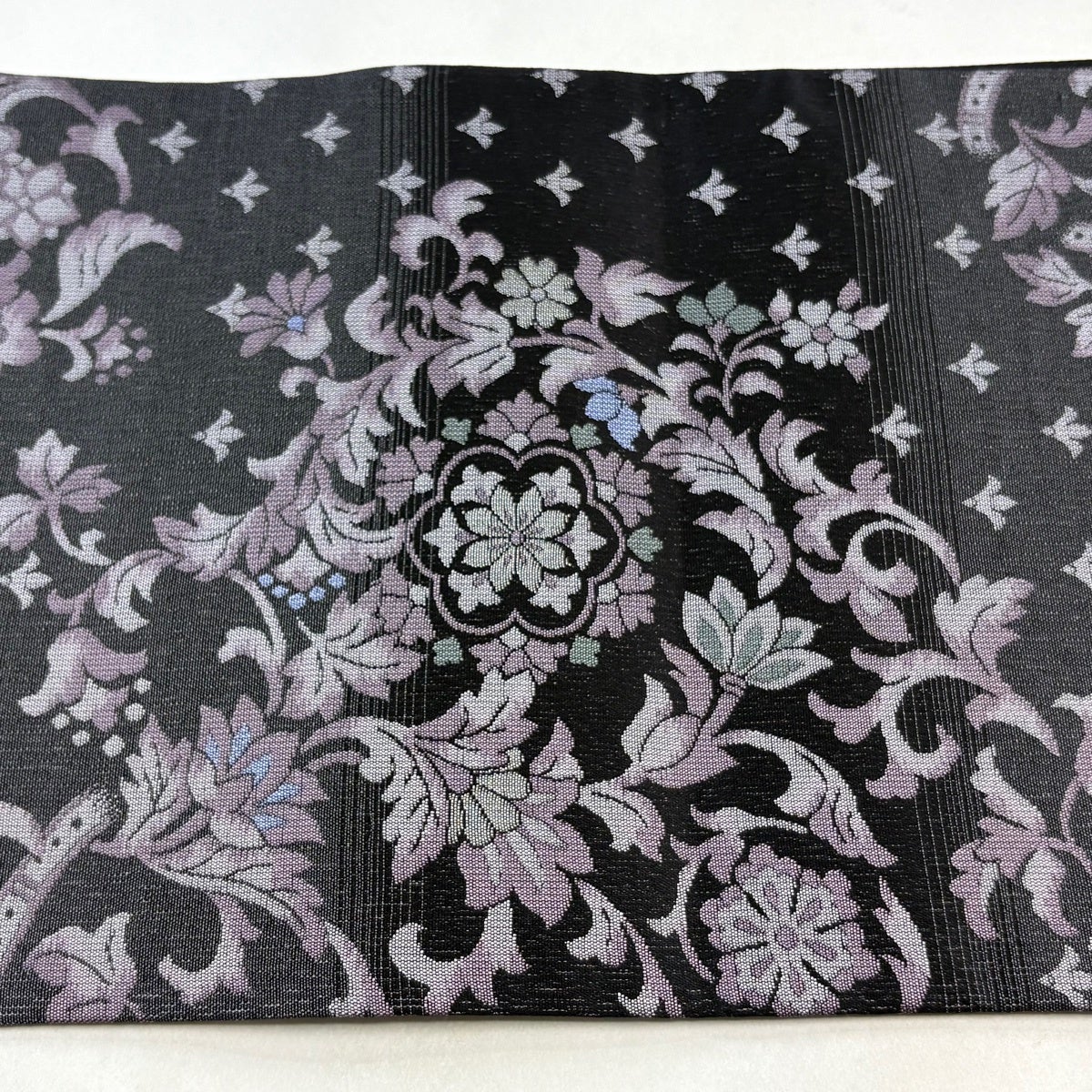 美品】 袋帯 名品 やまと 華文 花唐草 銀糸 墨色 全通 正絹｜中古