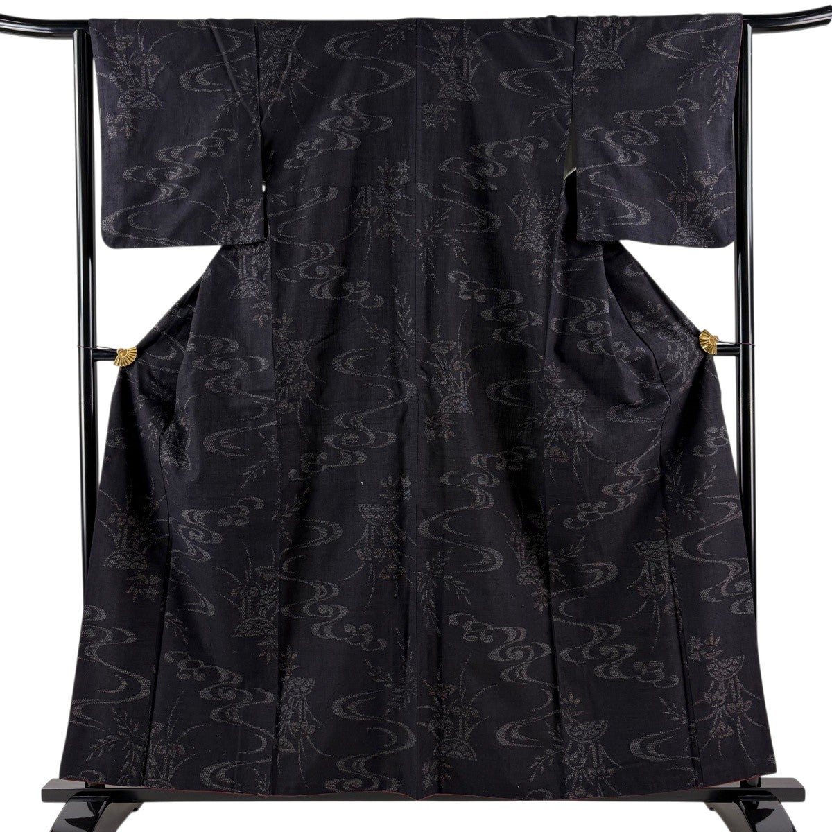 【美品】花織 着物 紬 【身幅広め】身丈164.5cm【裄丈67】 紬 身丈158.5cm 裄丈64.5cm M 袷 証紙あり 草花 流水 墨色 正絹 秀品