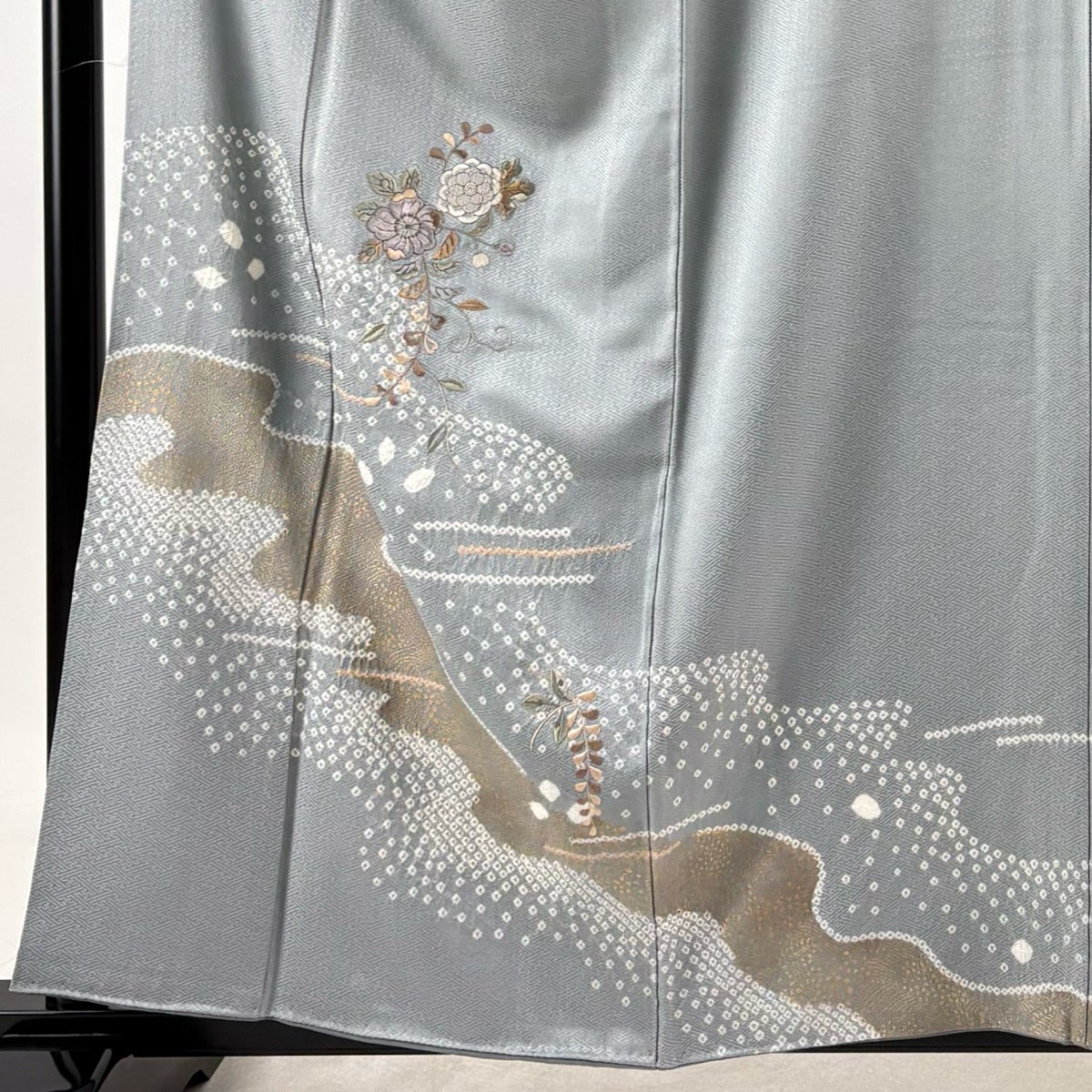 付下げ 身丈158cm 裄丈64cm M 袷 草花 霞 刺繍 金彩 青灰色 正絹 秀品