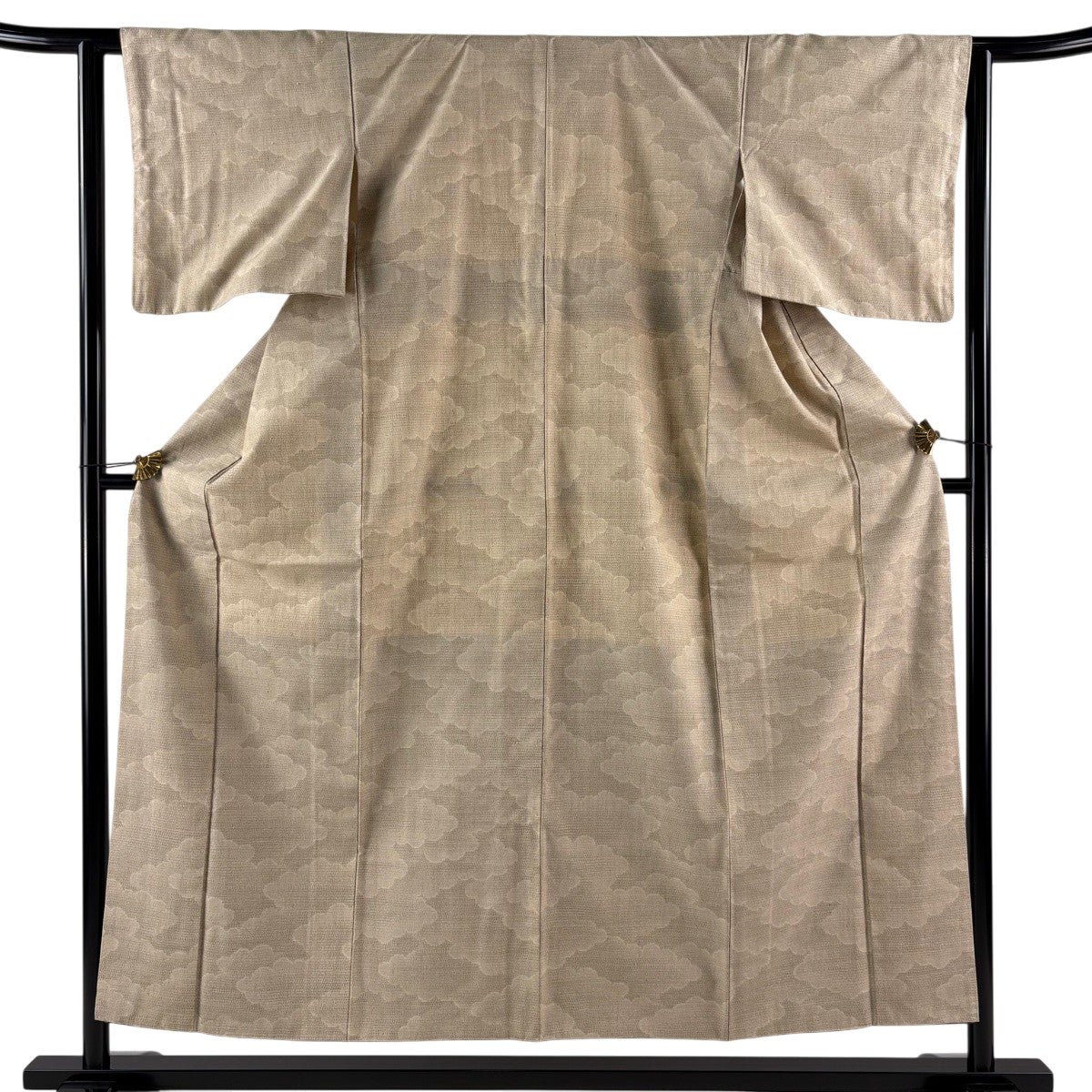 美品】 紬 身丈154.5cm 裄丈62.5cm S 袷 雲文 亀甲絣 薄茶色 正絹 秀品