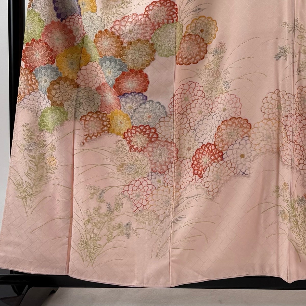付下げ 身丈157cm 裄丈65cm M 袷 菊 秋草 相良刺繍 金糸 薄ピンク 正絹