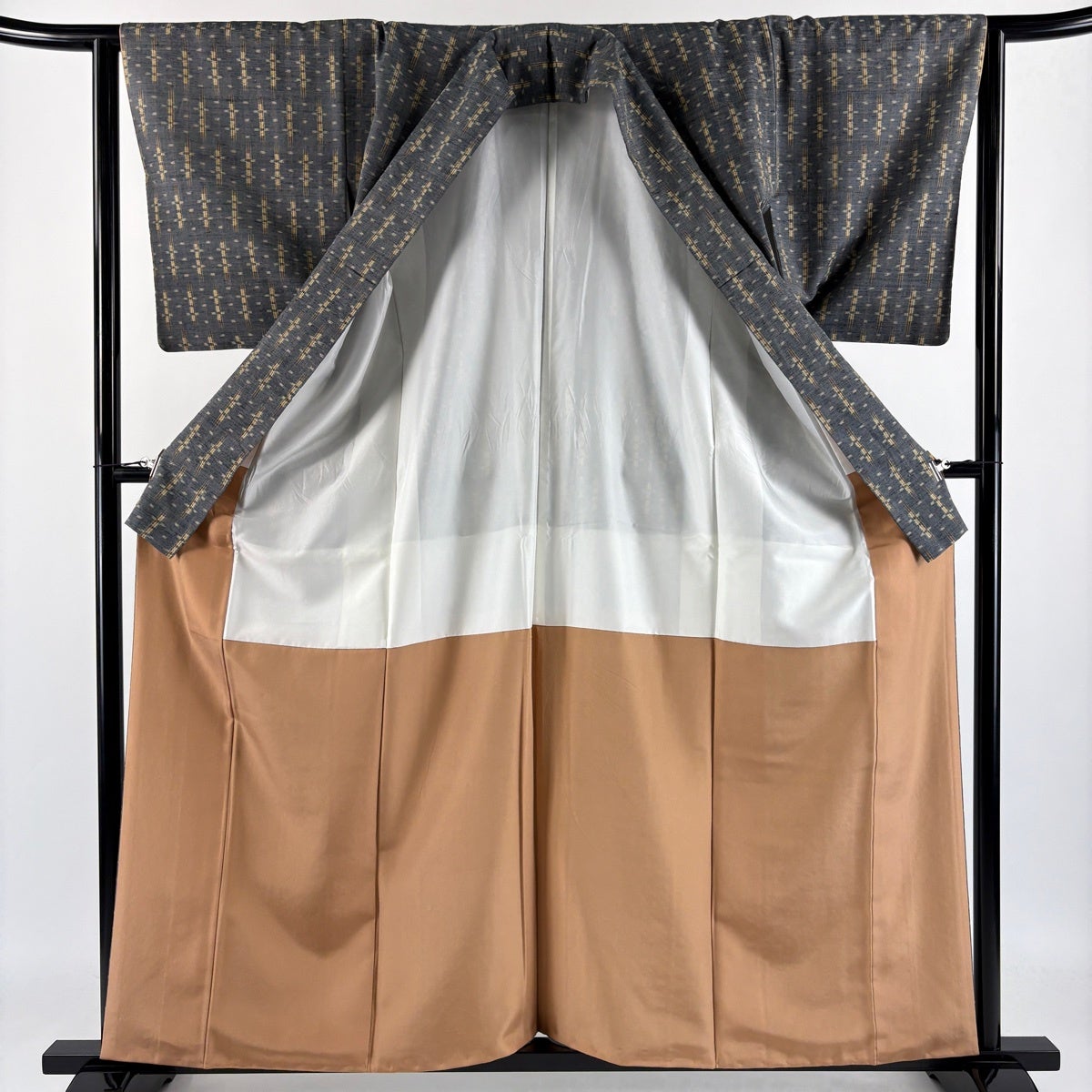 美品】 紬 身丈159.5cm 裄丈63.5cm S 袷 幾何学模様 縦縞 灰色 正絹 秀
