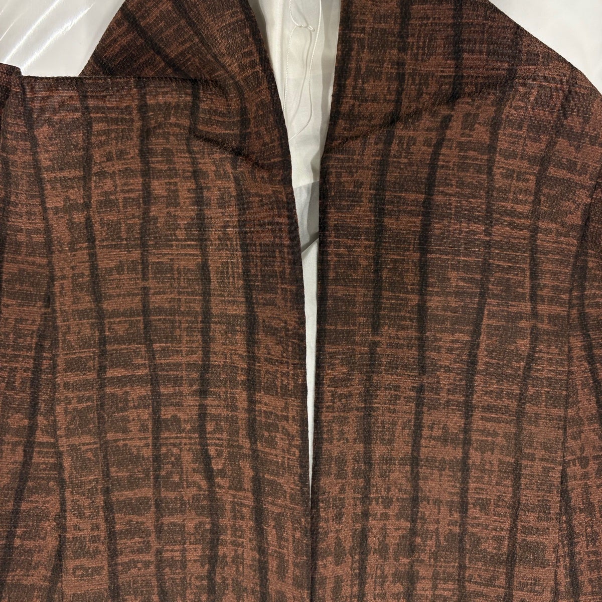 美品】 小紋 身丈171cm 裄丈67cm M 袷 よろけ縞 幾何学模様 焦 美品】 小紋 身丈171cm 裄丈67cm M 袷 よろけ縞 幾何学模様 焦