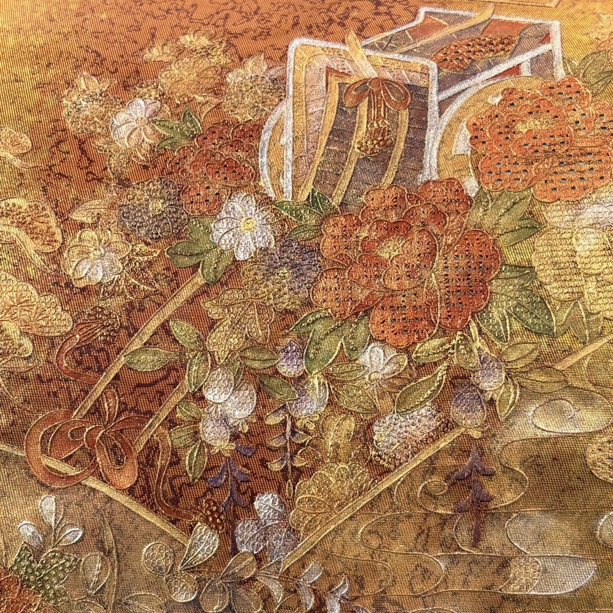 袋帯 秀品 本漆箔 御所車 草花 刺繍 金彩 金茶 お太鼓柄 正絹｜中古