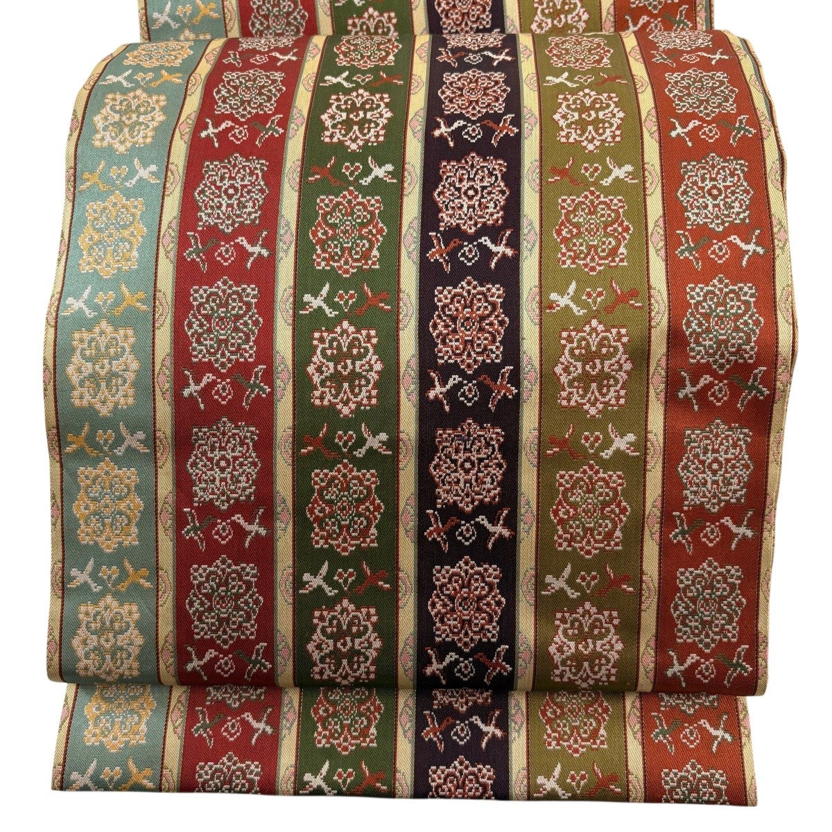 美品】 名古屋帯 秀品 落款あり 山科春宣 草花 金彩 縮緬 薄緑 正絹