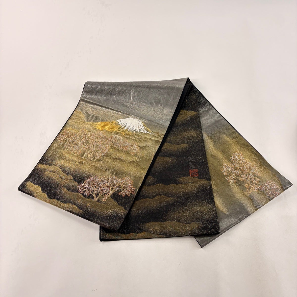 袋帯 秀品 横山大観 落款あり じゅらく 輝八紘 金糸 箔 黒 お太鼓柄