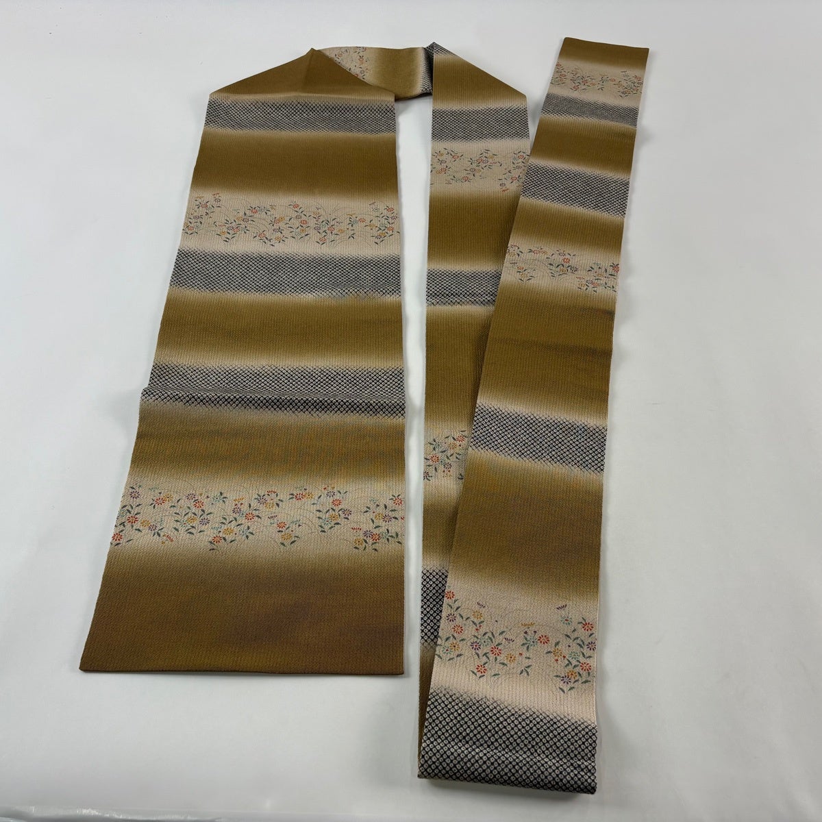 名古屋帯 秀品 草花 疋田 縮緬 ぼかし 山吹茶色 正絹｜中古・古着