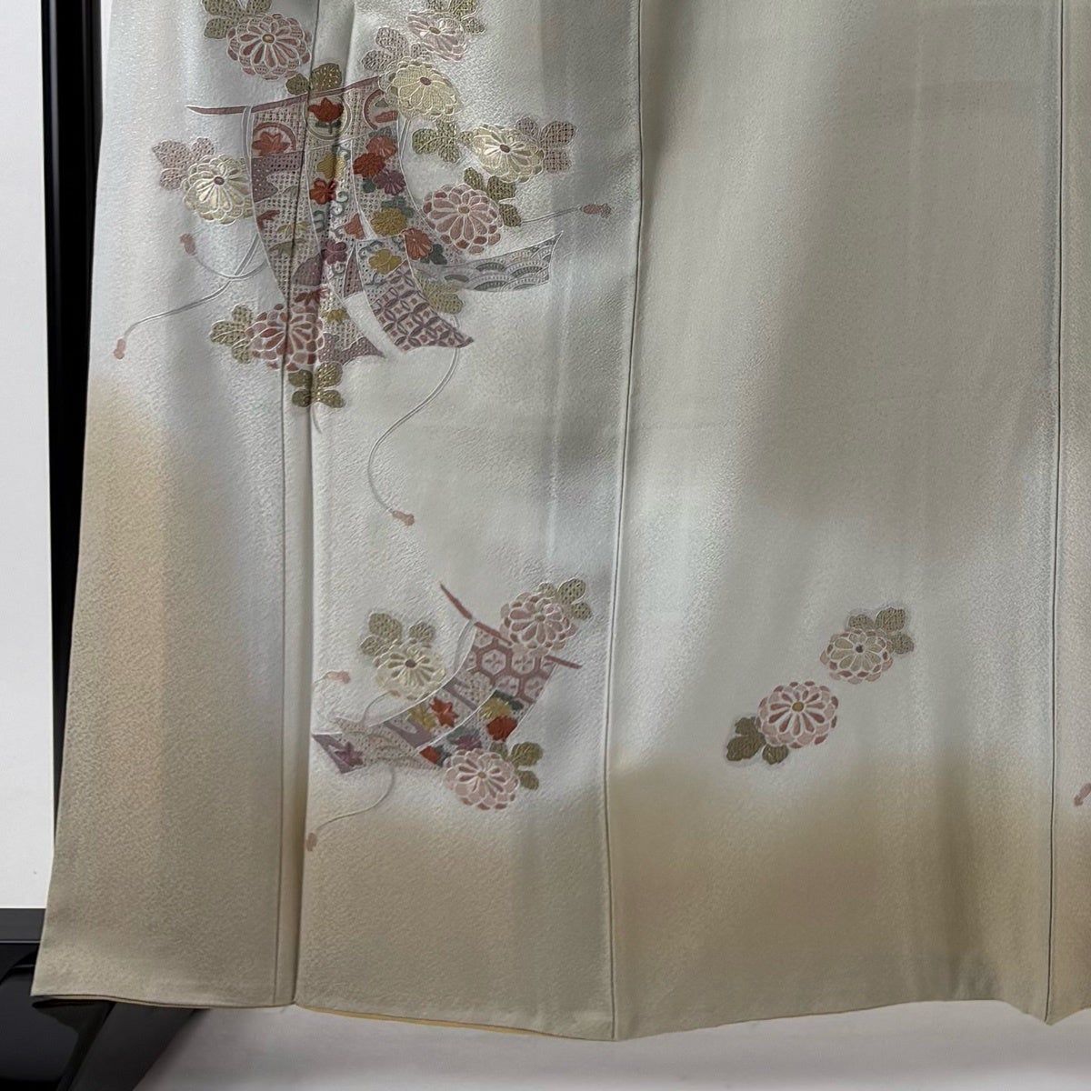 未使用品　汕頭蘇州刺繍 几帳に雪輪　花鳥模様　訪問着 付け下げ 袷 正絹　入学式 付下げ 身丈163.5cm 裄丈64cm M 袷 几帳 菊 汕頭刺繍 金彩 灰緑 正絹
