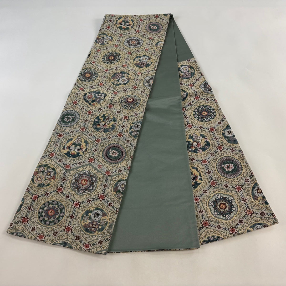美品】 袋帯 逸品 亀甲 華文 相良刺繍 灰緑 六通 正絹｜中古・古着