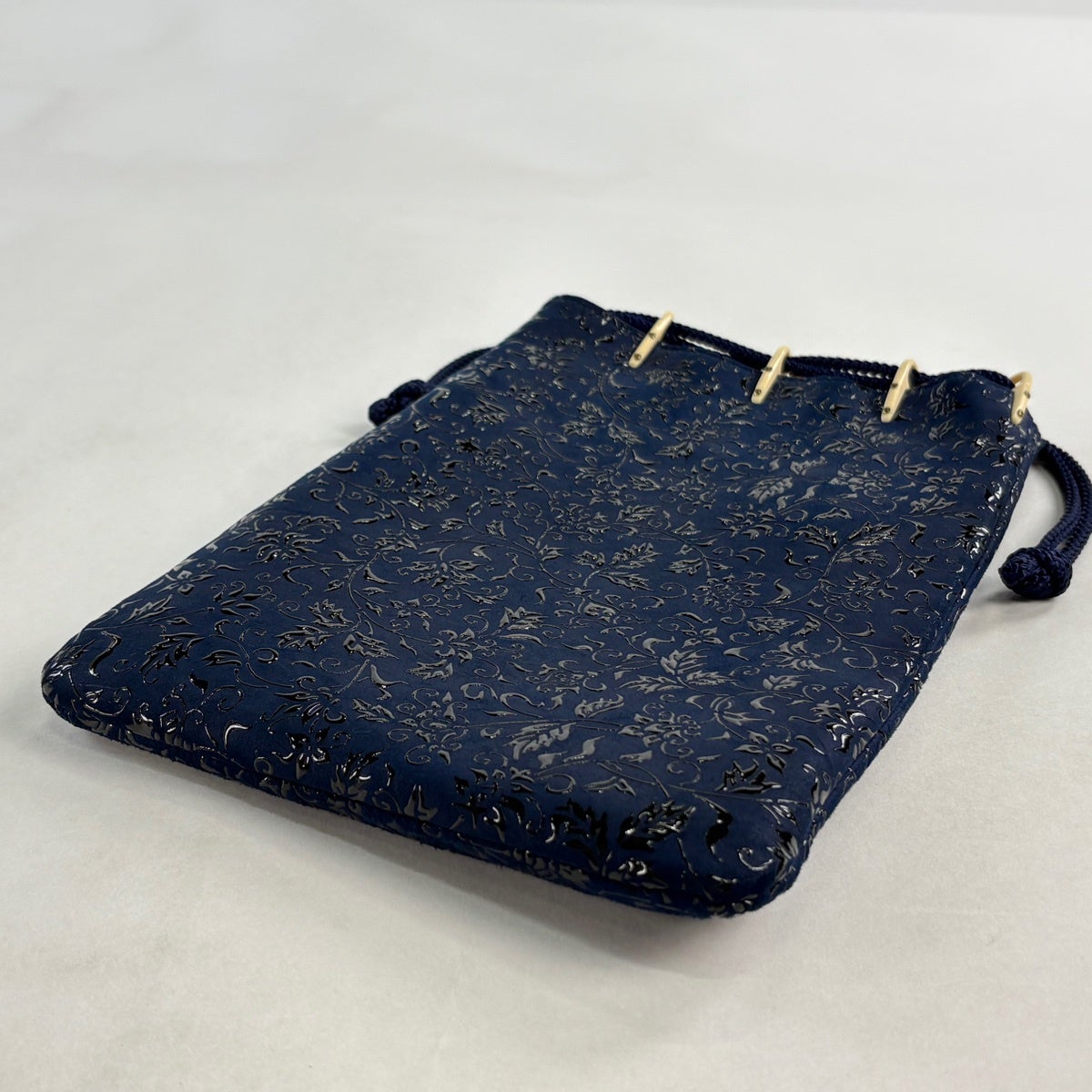 美品】和装バッグ 逸品 合切袋 巾着 印伝 花唐草 紺色 和装小物｜中古