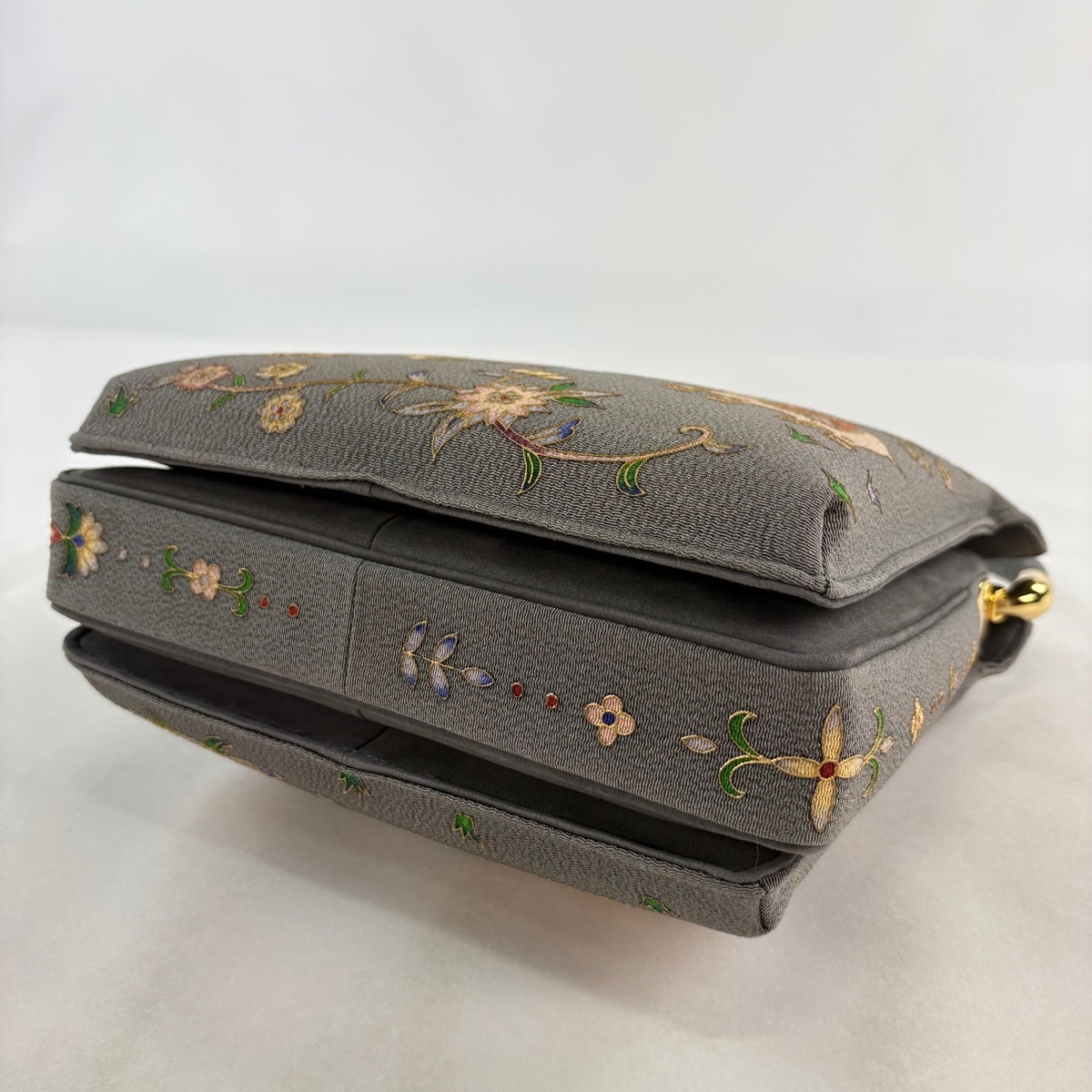 未使用品　OKAJIMA 和装バッグ 逸品 孔雀 草花 金彩 縮緬 正絹 楽天市場】和装バッグ 逸品 OKAJIMA 草花 象 金彩 縮緬 黒 正絹 和装