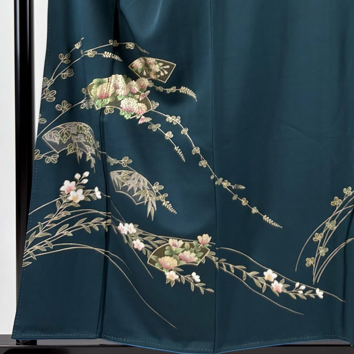 付下げ 身丈157cm 裄丈65cm M 袷 扇面 菊 金銀彩 深緑 正絹 秀品｜中古