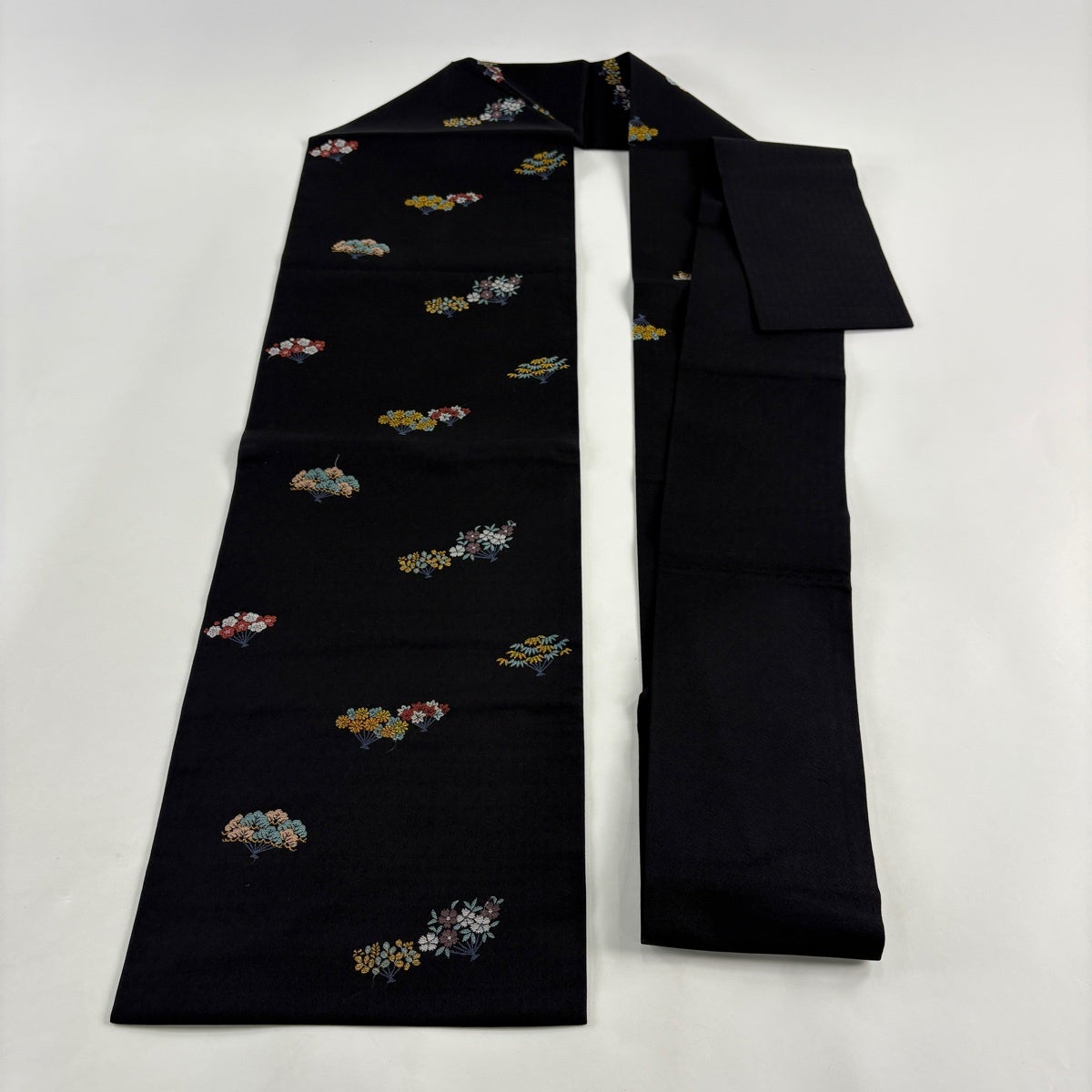 名古屋帯 優品 草花 松笹 金糸 刺繍 黒 正絹｜中古・古着・リサイクル