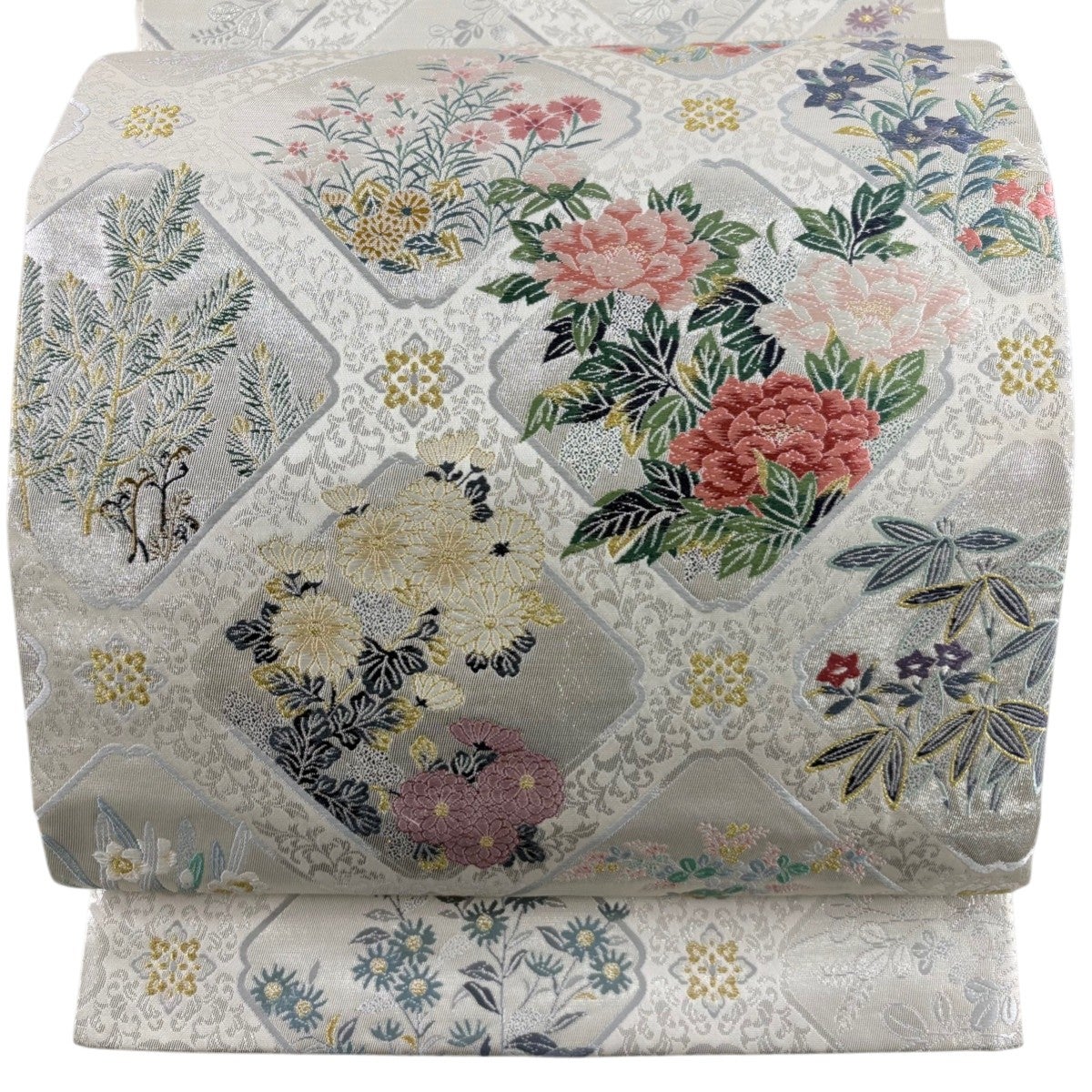 美品】 袋帯 秀品 花つどい 草花 菱 唐織 金糸 銀色 お太鼓柄 美品】 袋帯 秀品 花つどい 草花 菱 唐織 金糸 銀色 お太鼓柄