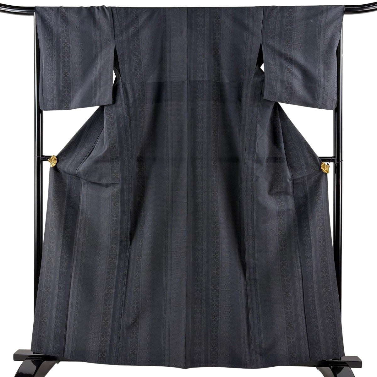 新古品！単衣＊生紬＊大胆唐草＊黒に近い焦げ茶色＊亀甲絣＊着物＊１６５ｃｍ＊裄６６ 紬 身丈161.5cm 裄丈67cm M 単衣 草花 亀甲絣 濃紺 正絹 逸品｜中古
