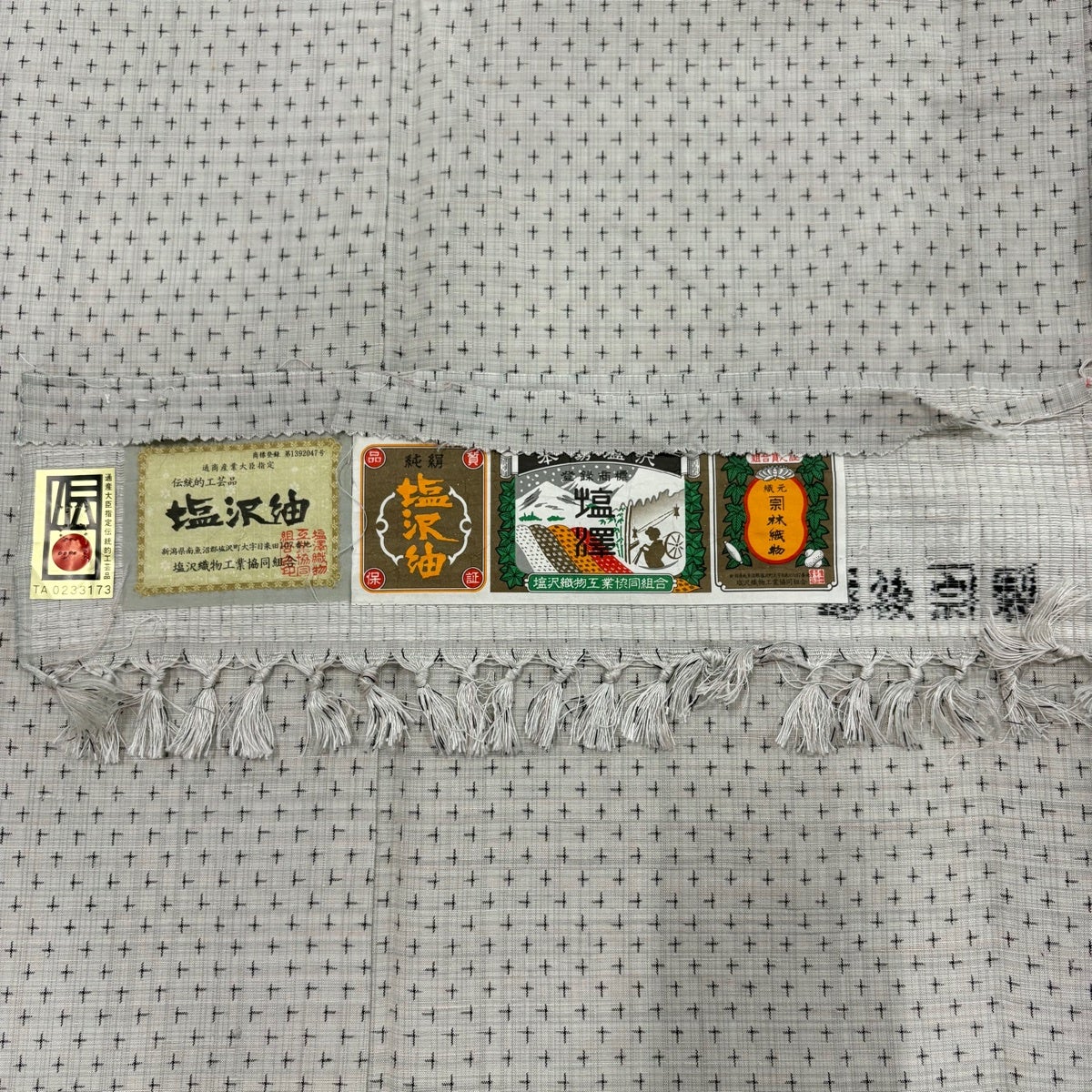 塩沢紬 身丈165.5cm 裄丈65cm M 単衣 証紙あり 十字絣 灰白 正絹 逸品
